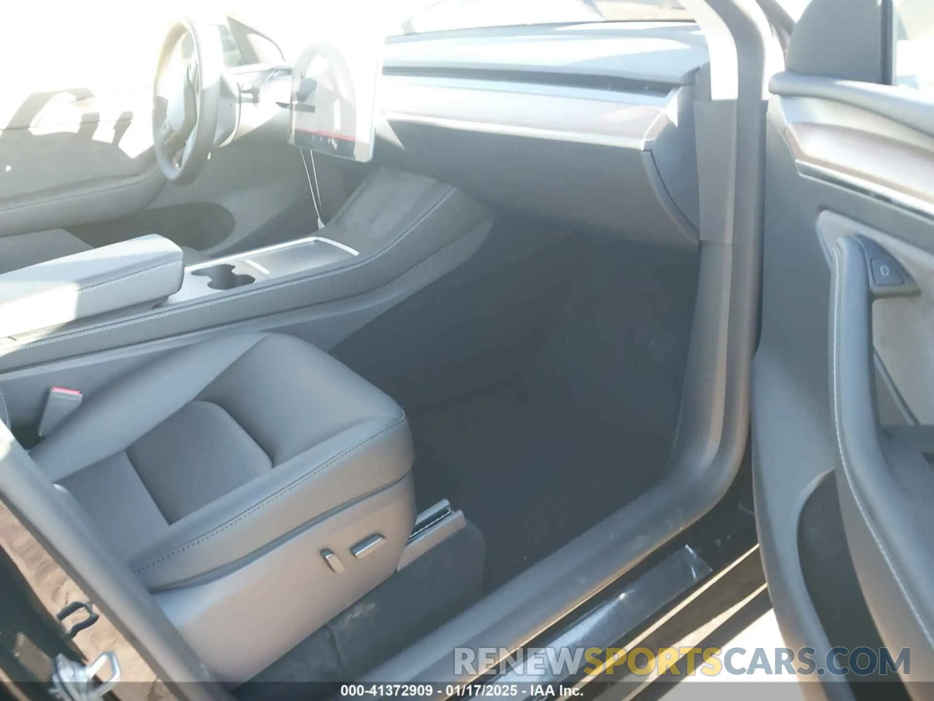 5 fotografías del automóvil dañado 7SAYGDED3SF267920 TESLA MODEL Y 2025