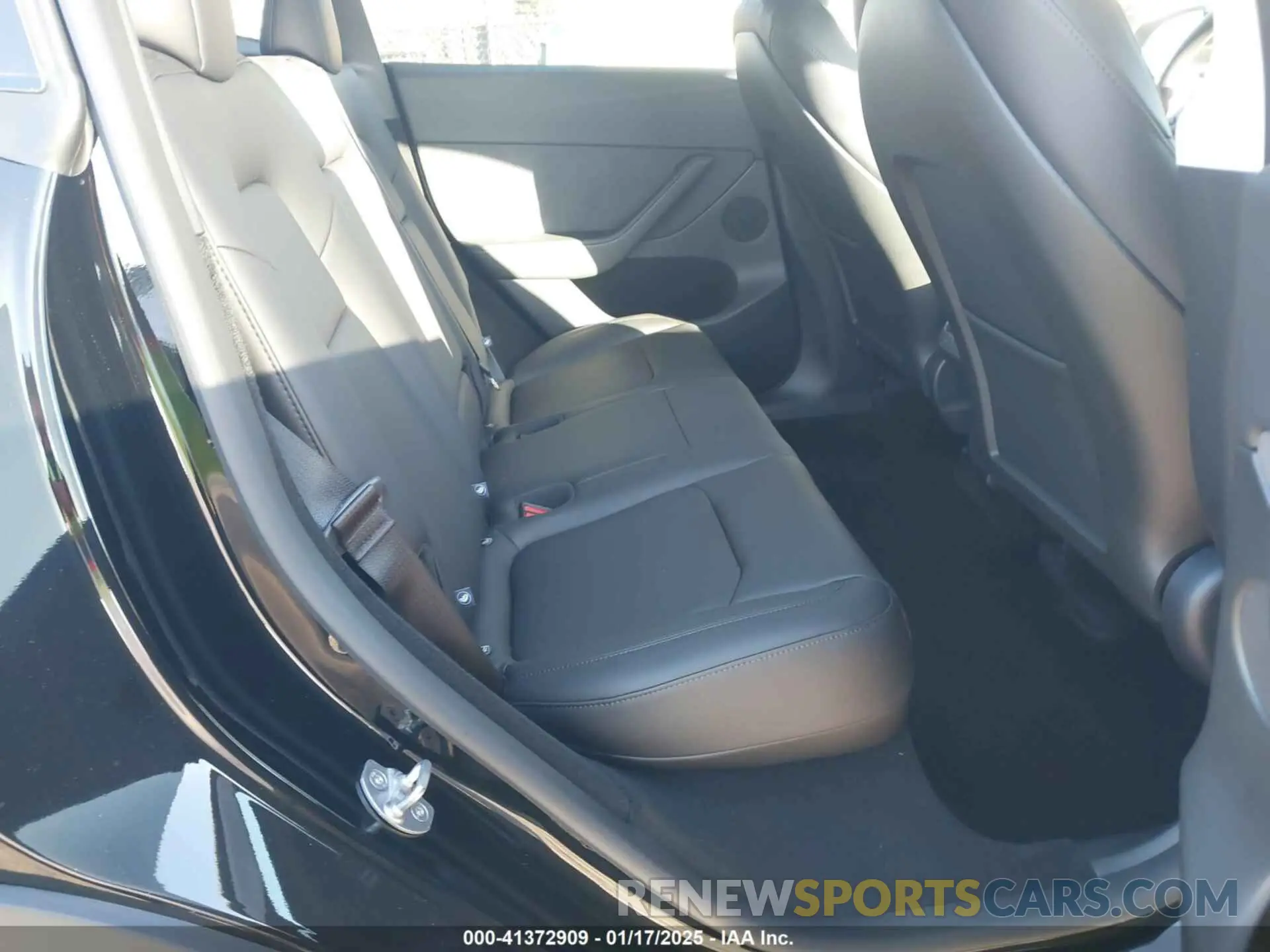 8 fotografías del automóvil dañado 7SAYGDED3SF267920 TESLA MODEL Y 2025