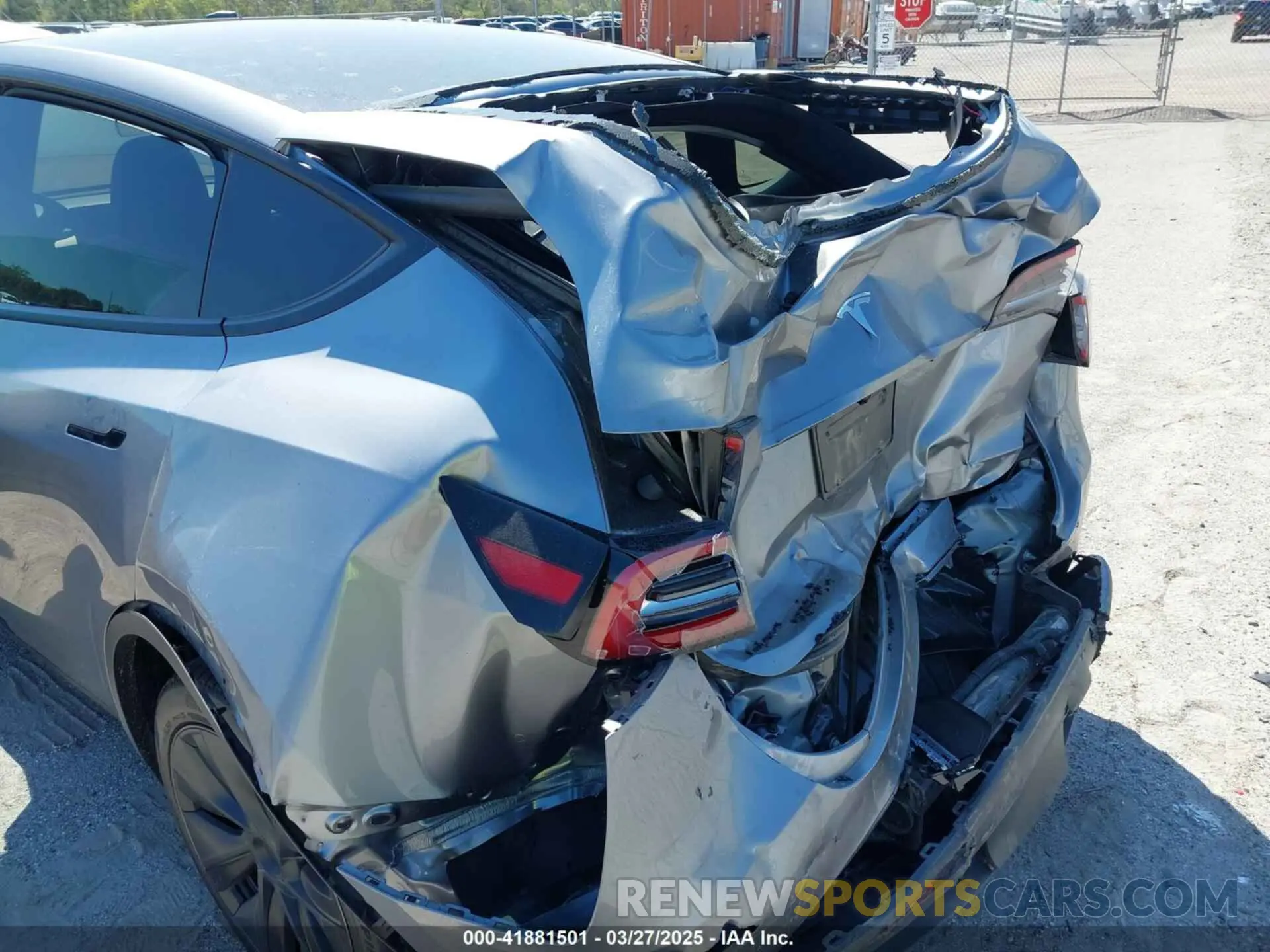 6 fotografías del automóvil dañado 7SAYGDED4SA357476 TESLA MODEL Y 2025