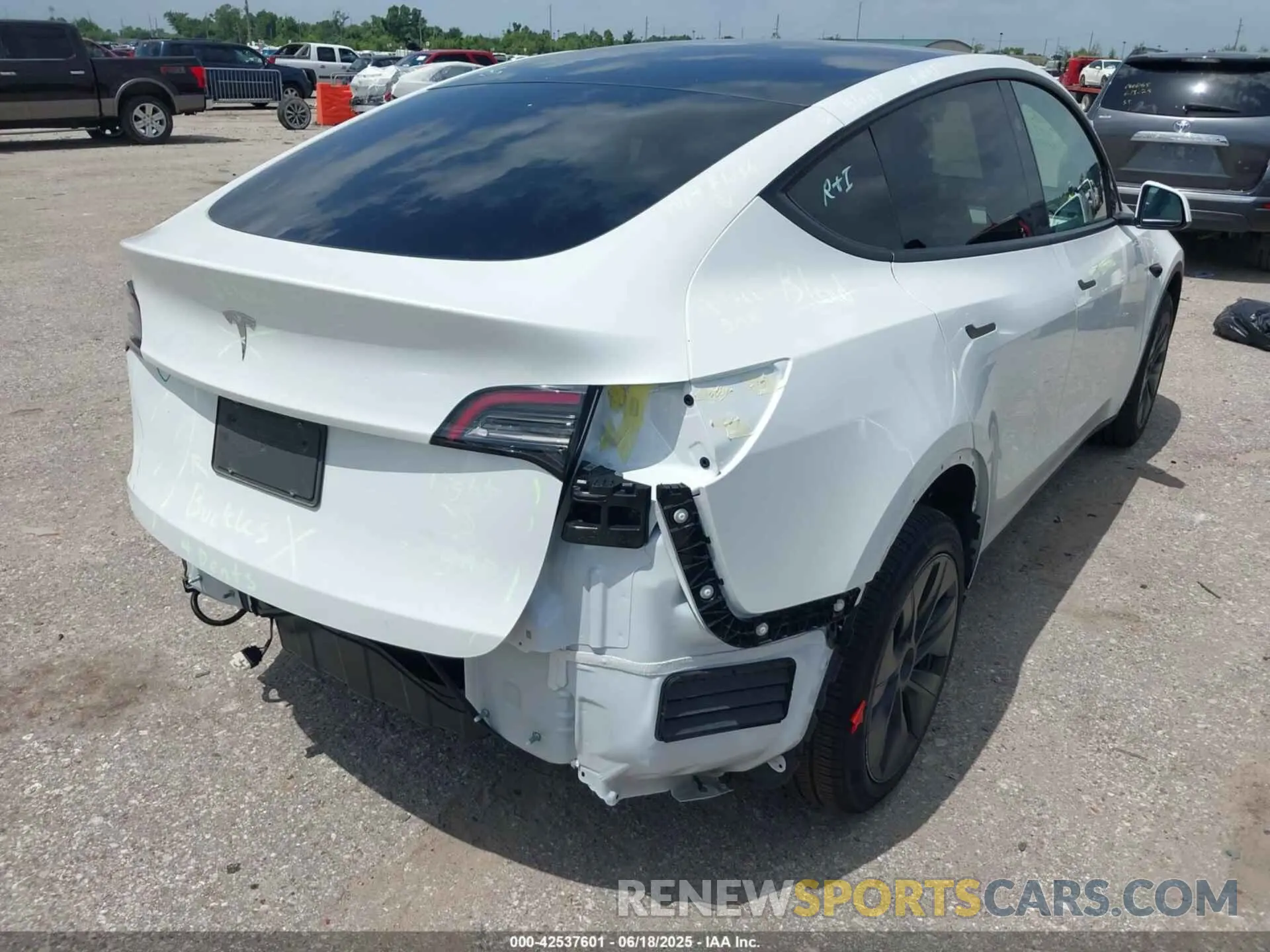 4 fotografías del automóvil dañado 7SAYGDED5SA352609 TESLA MODEL Y 2025