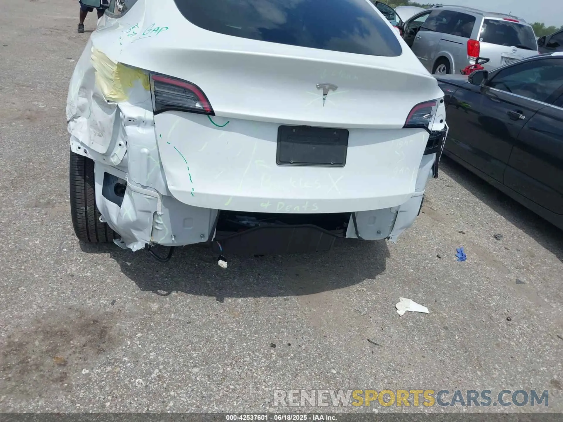 6 fotografías del automóvil dañado 7SAYGDED5SA352609 TESLA MODEL Y 2025