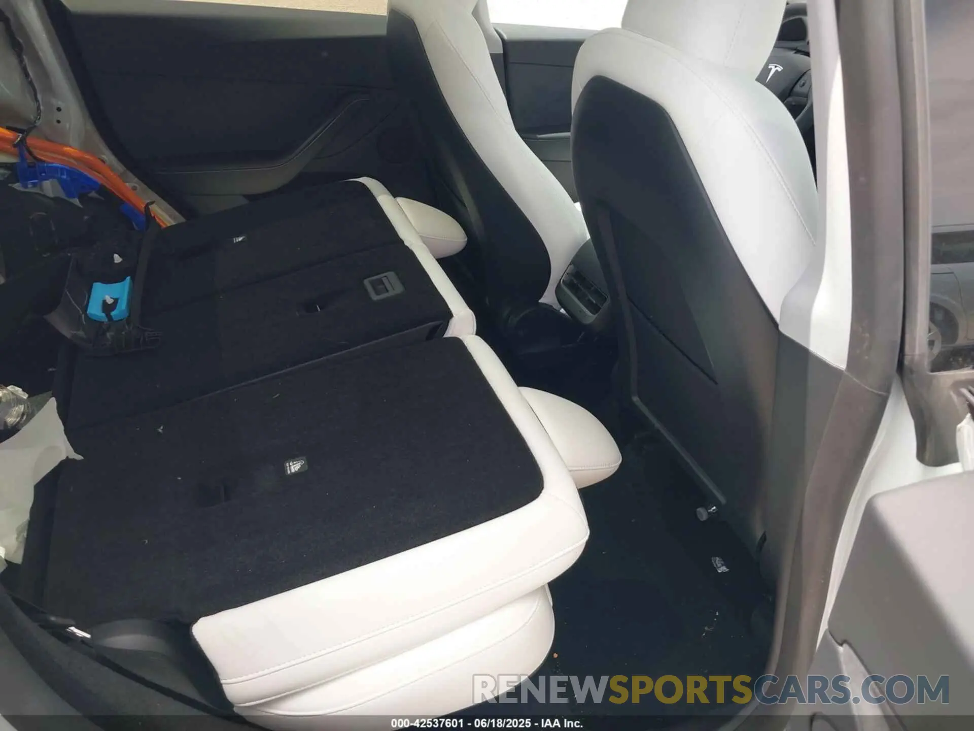 8 fotografías del automóvil dañado 7SAYGDED5SA352609 TESLA MODEL Y 2025