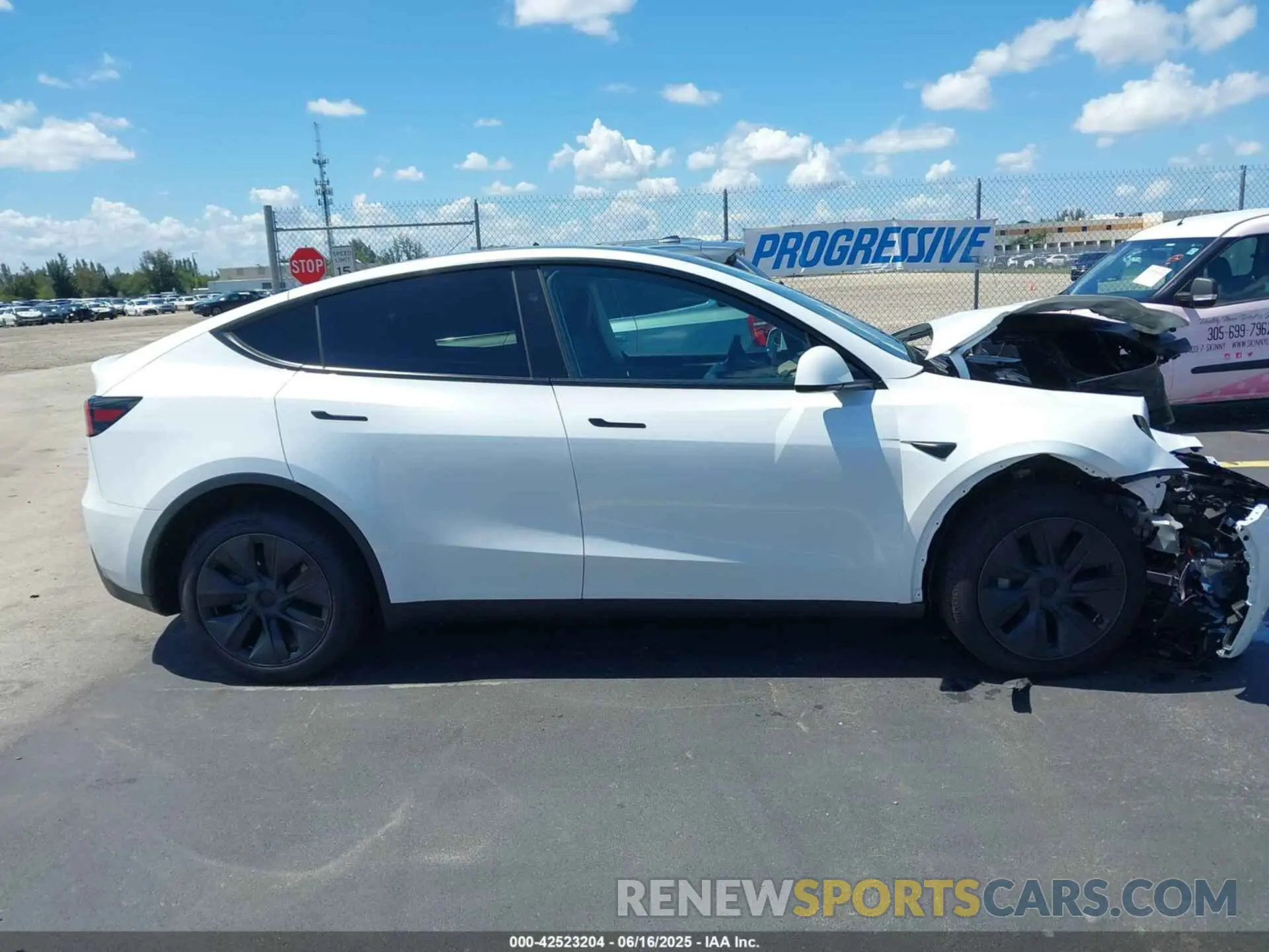 13 fotografías del automóvil dañado 7SAYGDED6SA369726 TESLA MODEL Y 2025