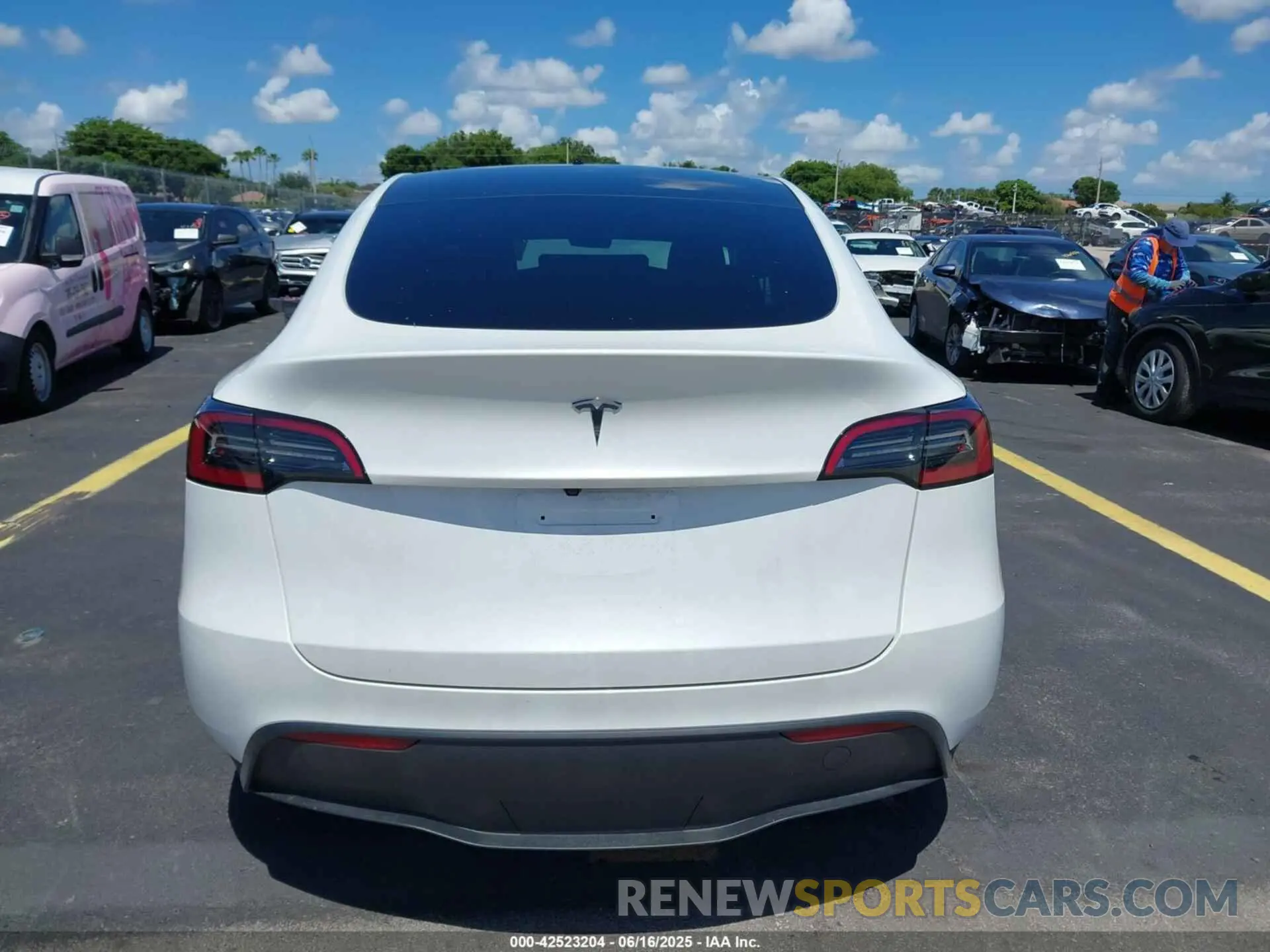 16 fotografías del automóvil dañado 7SAYGDED6SA369726 TESLA MODEL Y 2025