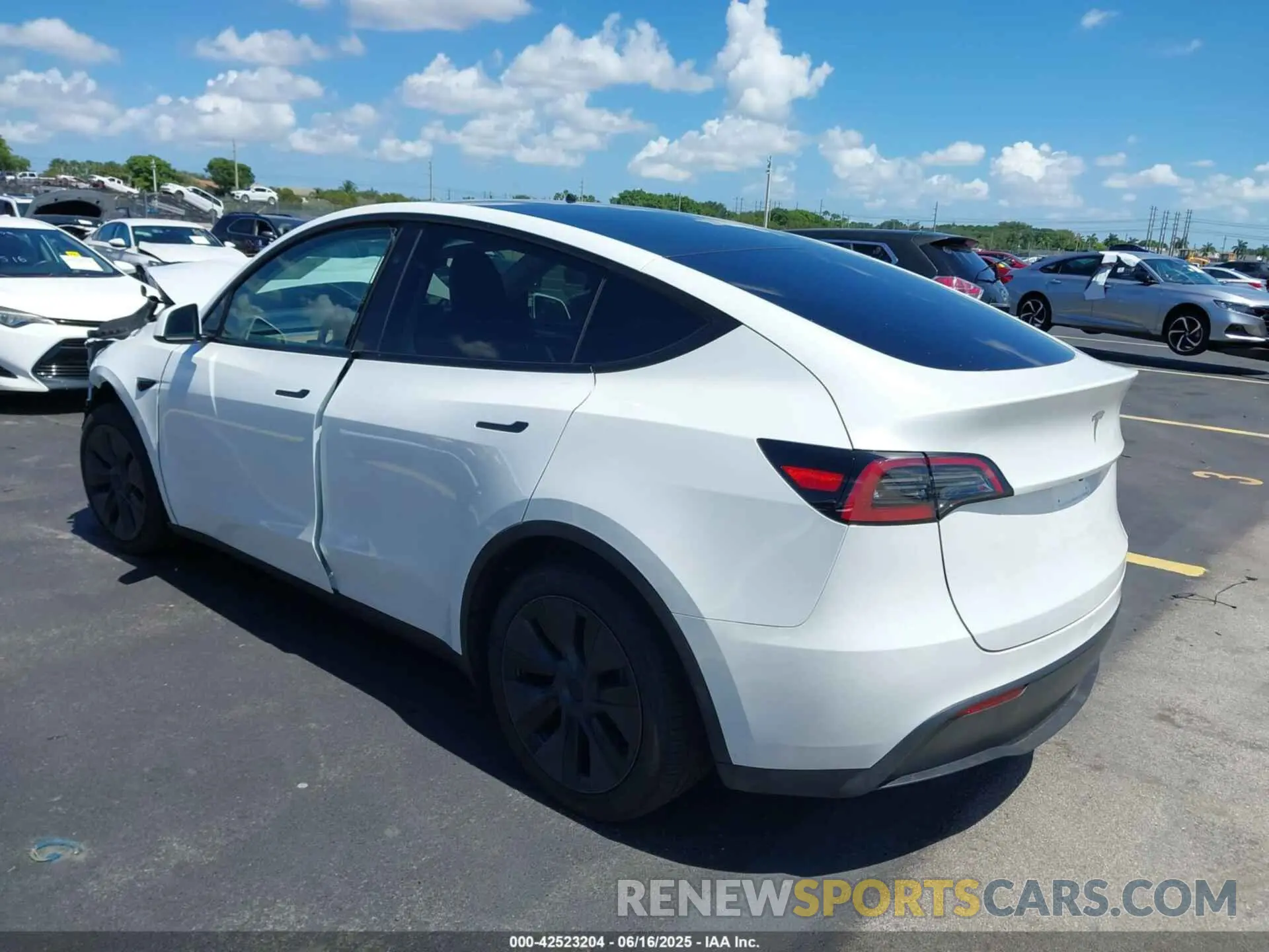 3 fotografías del automóvil dañado 7SAYGDED6SA369726 TESLA MODEL Y 2025