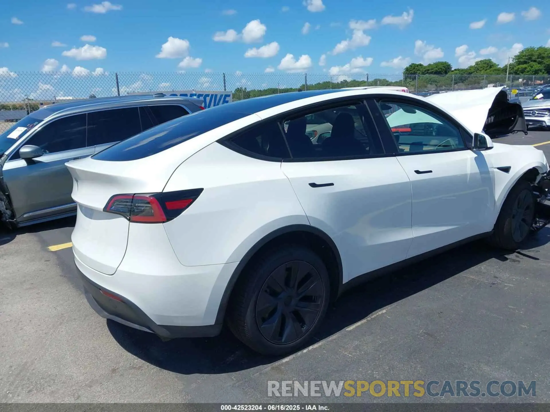 4 fotografías del automóvil dañado 7SAYGDED6SA369726 TESLA MODEL Y 2025