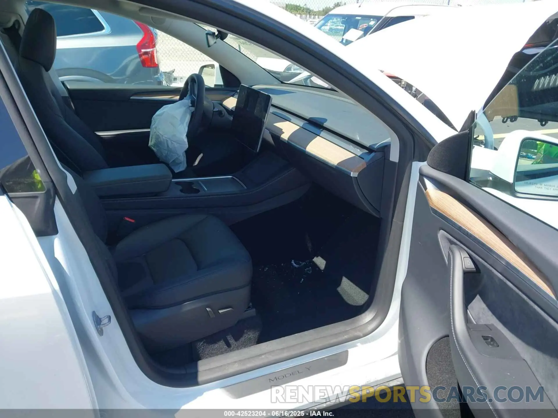 5 fotografías del automóvil dañado 7SAYGDED6SA369726 TESLA MODEL Y 2025