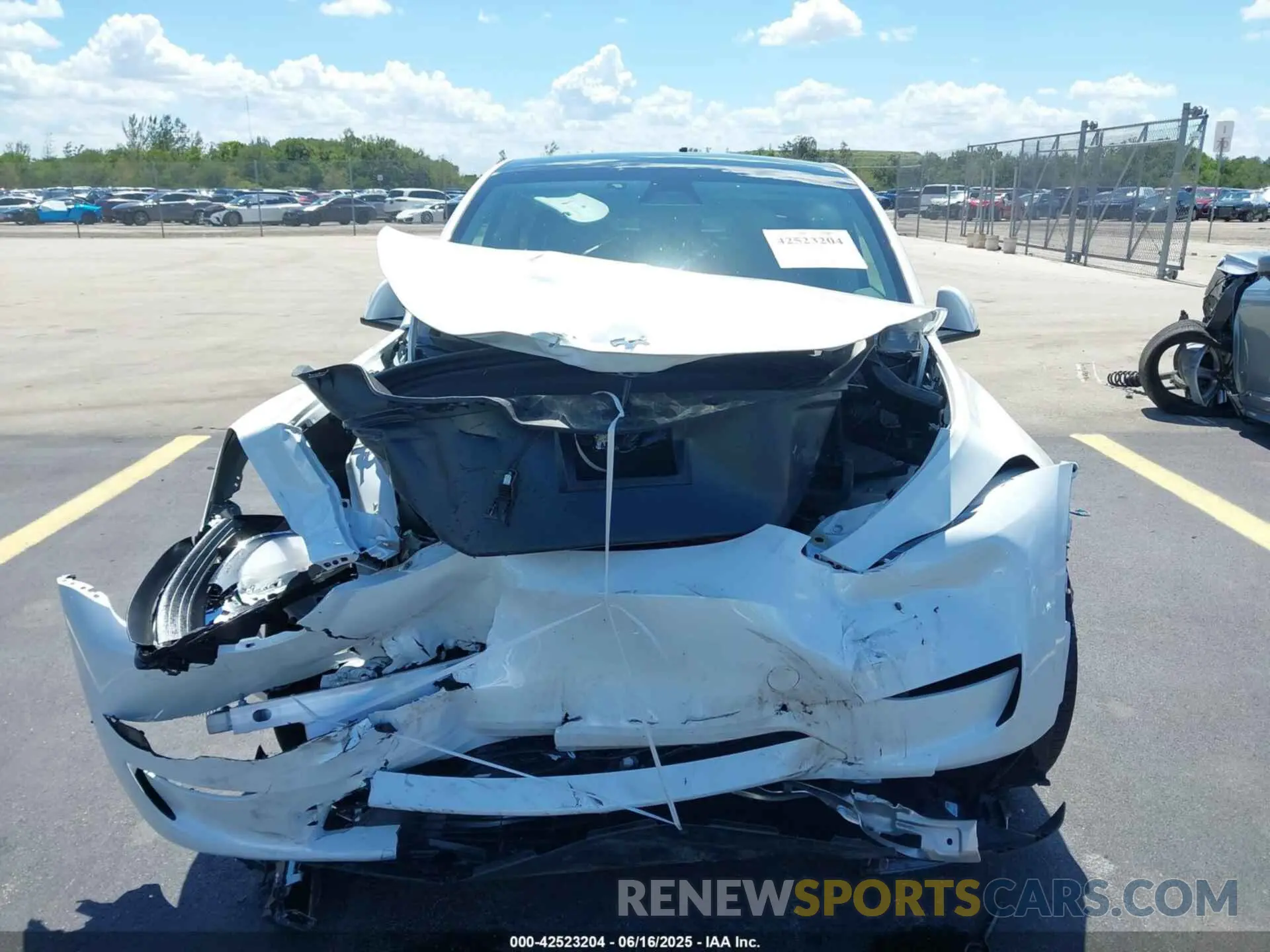 6 fotografías del automóvil dañado 7SAYGDED6SA369726 TESLA MODEL Y 2025