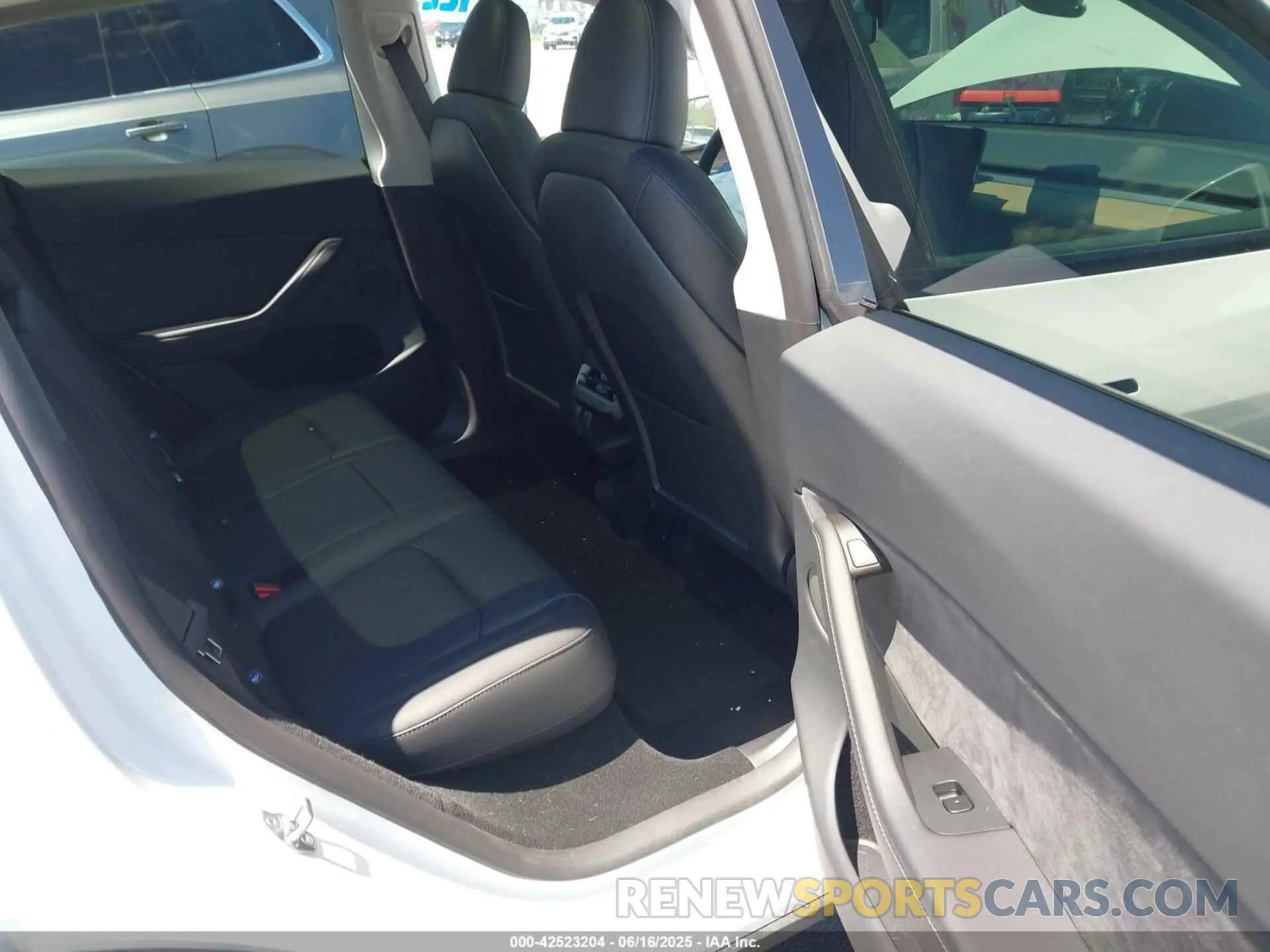 8 fotografías del automóvil dañado 7SAYGDED6SA369726 TESLA MODEL Y 2025