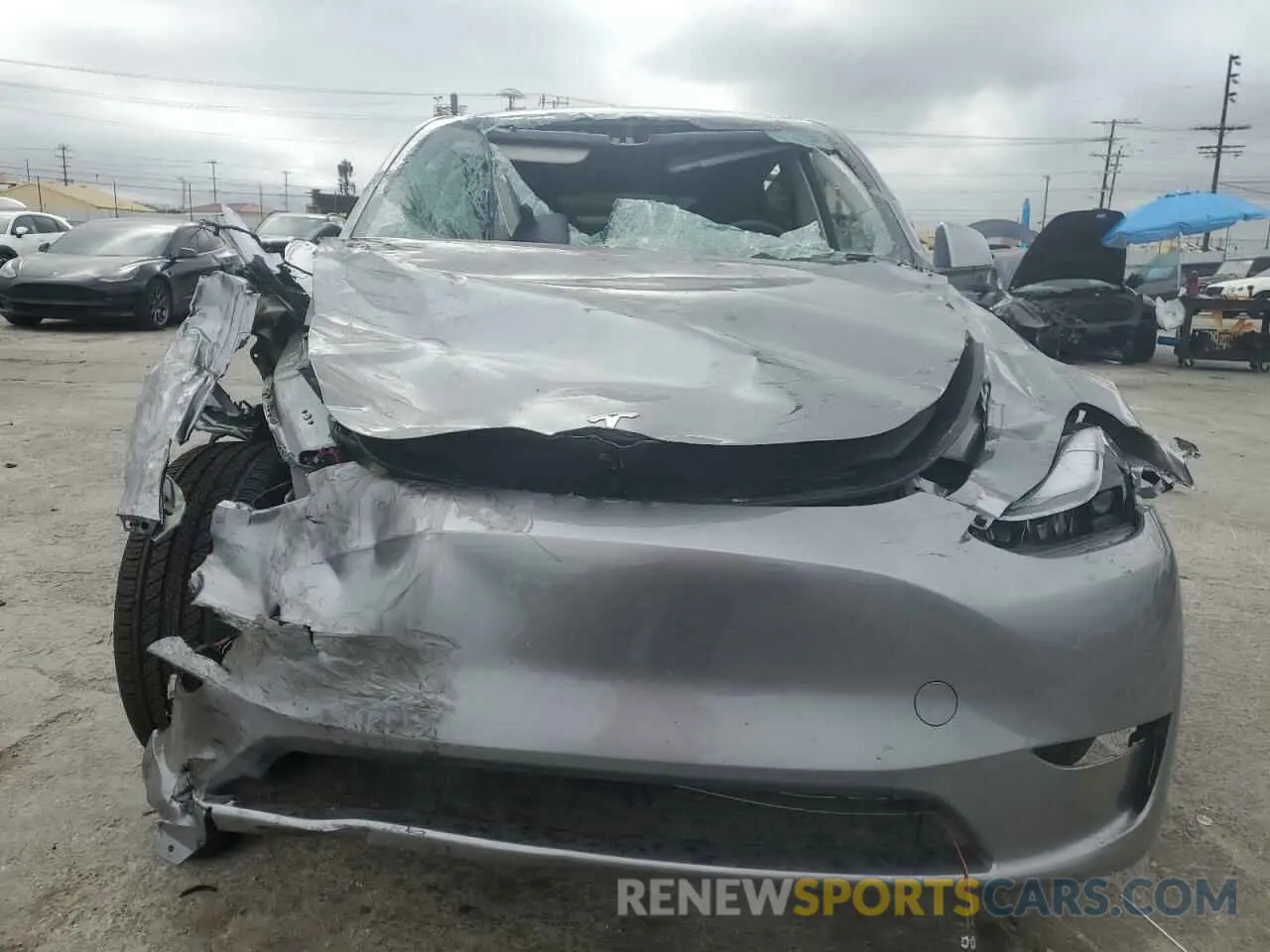 5 fotografías del automóvil dañado 7SAYGDED6SF256765 TESLA MODEL Y 2025