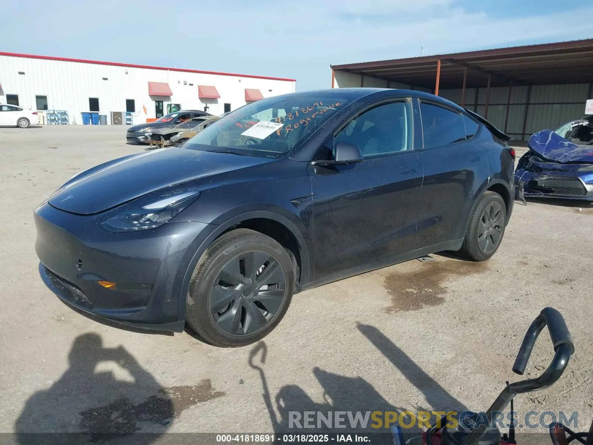 2 fotografías del automóvil dañado 7SAYGDED7SA354104 TESLA MODEL Y 2025