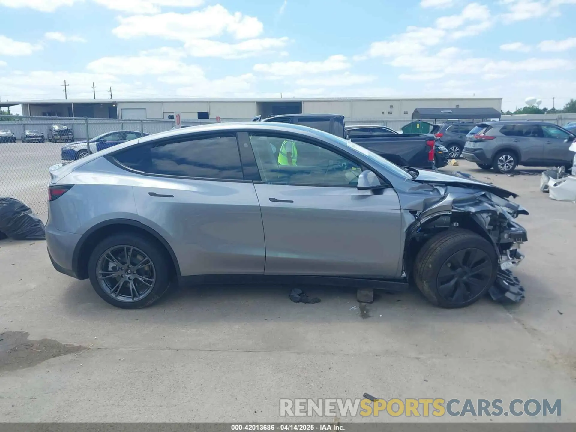 14 fotografías del automóvil dañado 7SAYGDED7SA357679 TESLA MODEL Y 2025