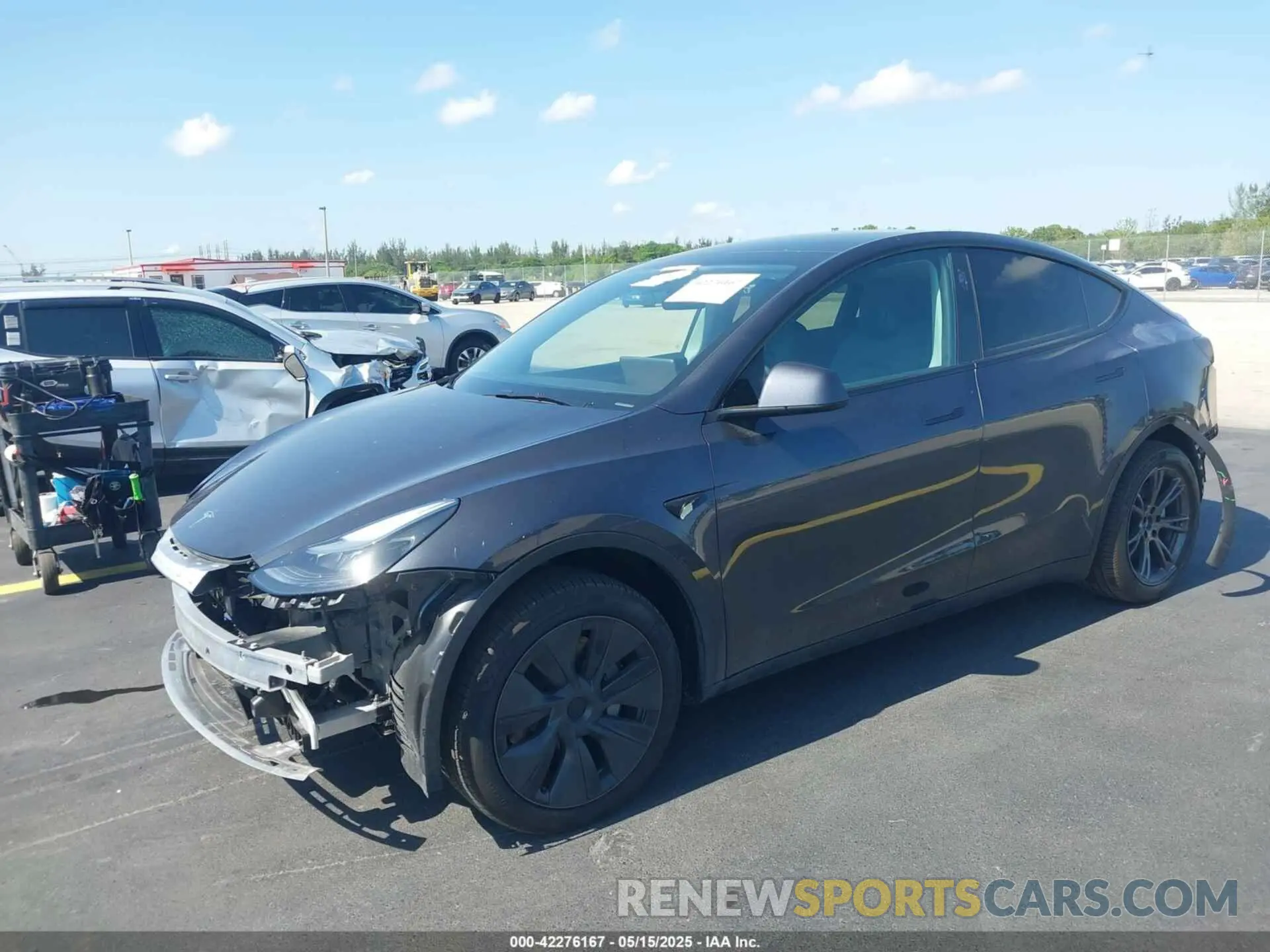 2 fotografías del automóvil dañado 7SAYGDED8SA371543 TESLA MODEL Y 2025