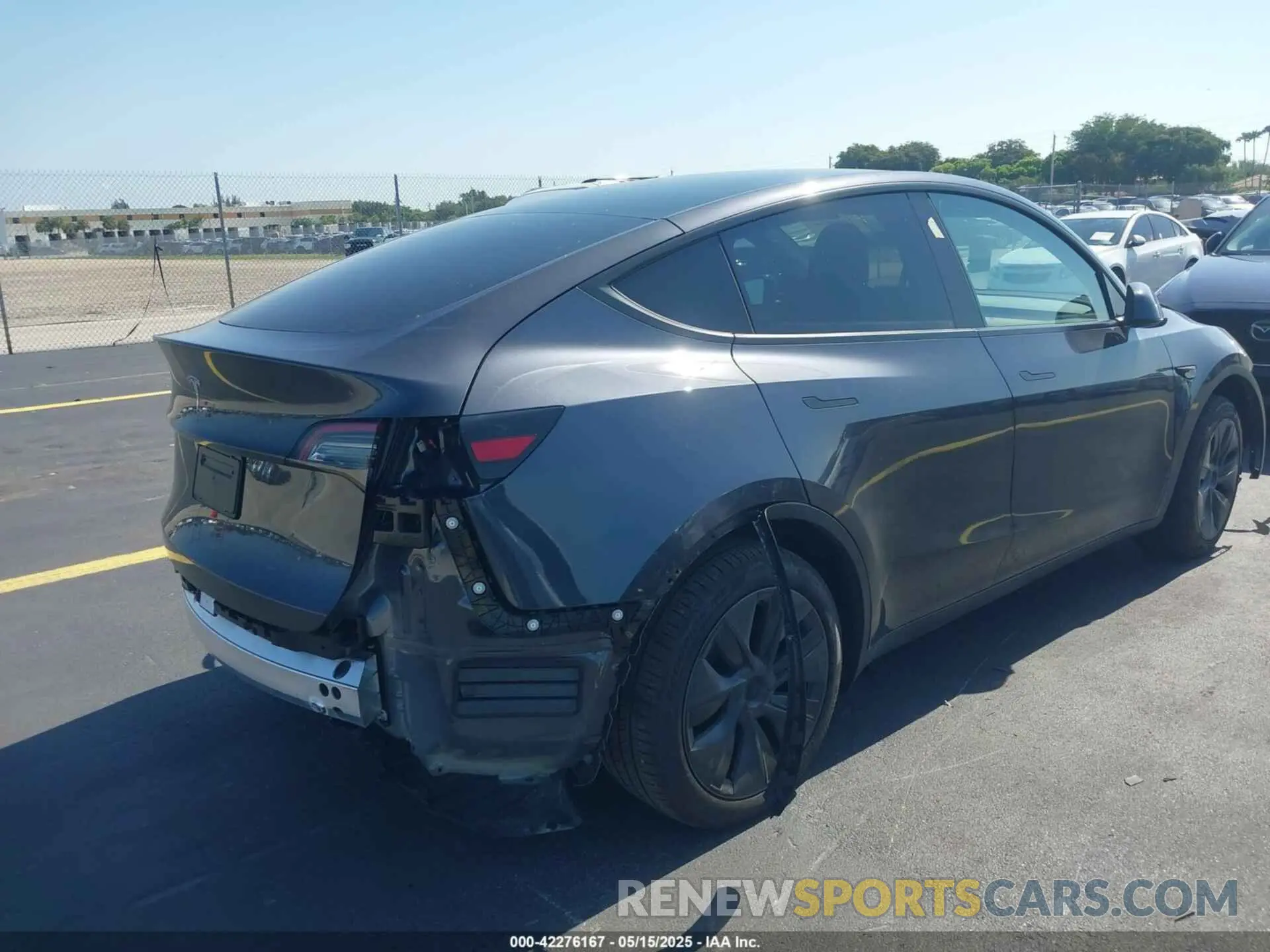 4 fotografías del automóvil dañado 7SAYGDED8SA371543 TESLA MODEL Y 2025
