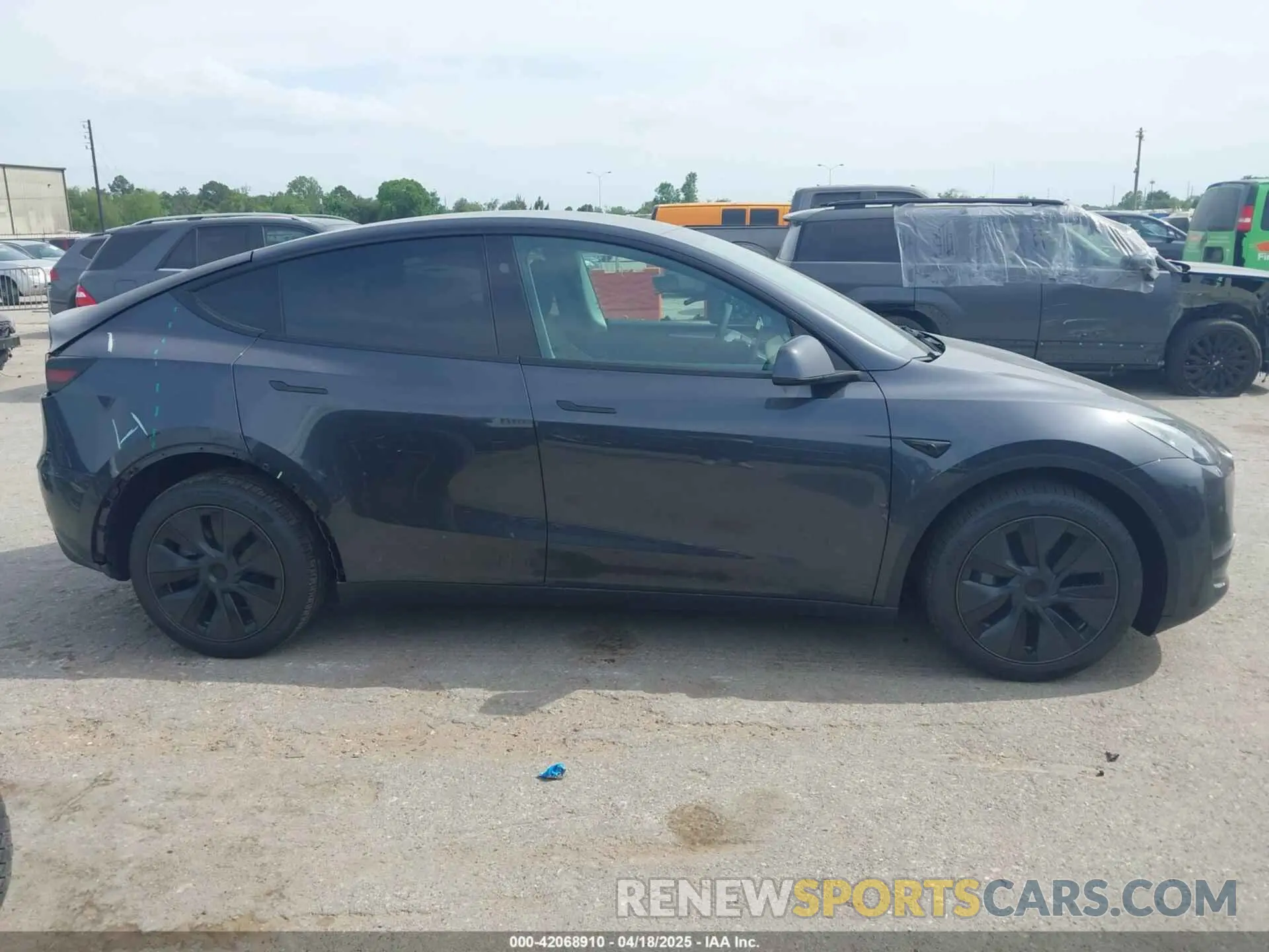 13 fotografías del automóvil dañado 7SAYGDEE1SA360909 TESLA MODEL Y 2025