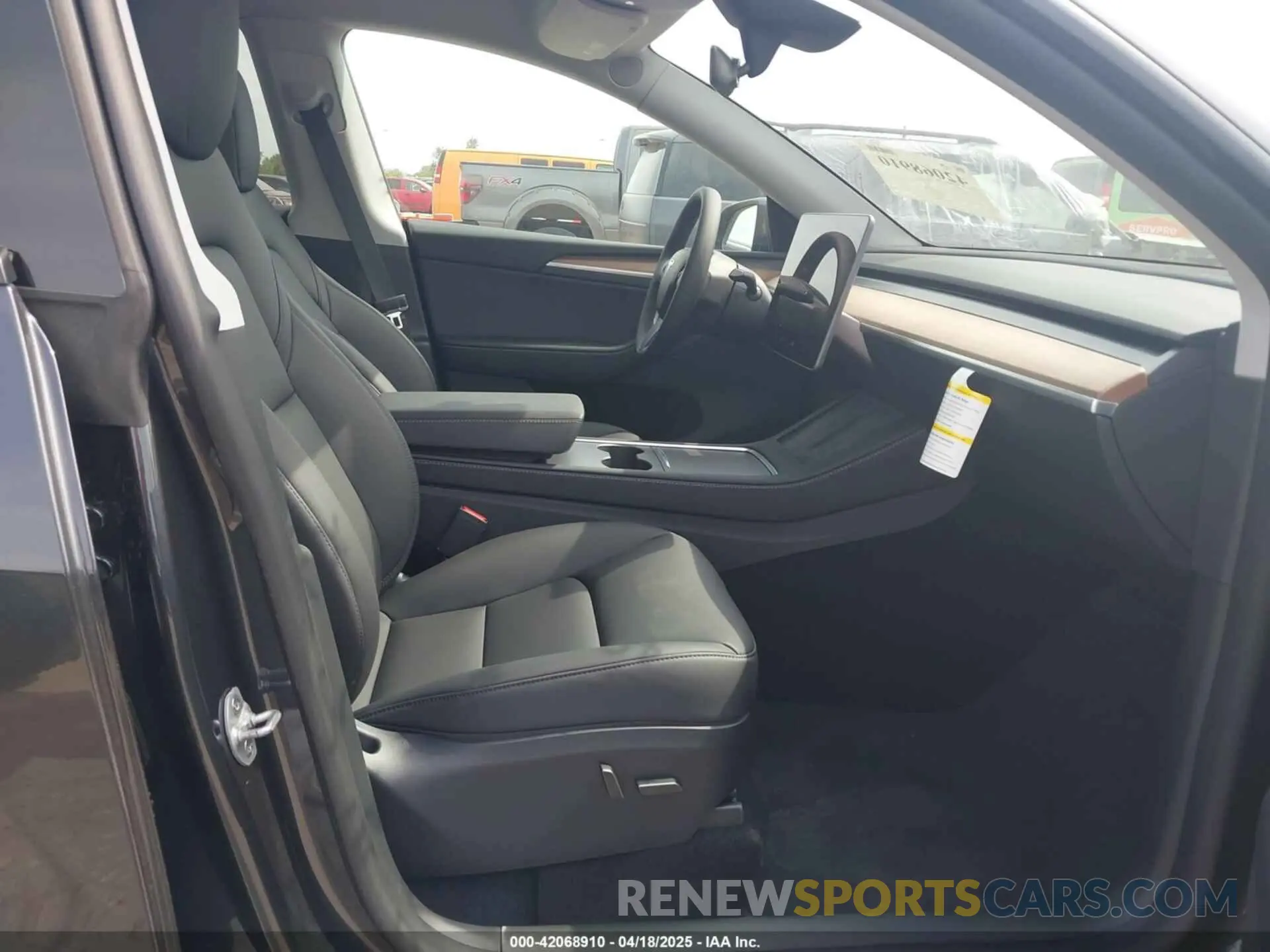 5 fotografías del automóvil dañado 7SAYGDEE1SA360909 TESLA MODEL Y 2025