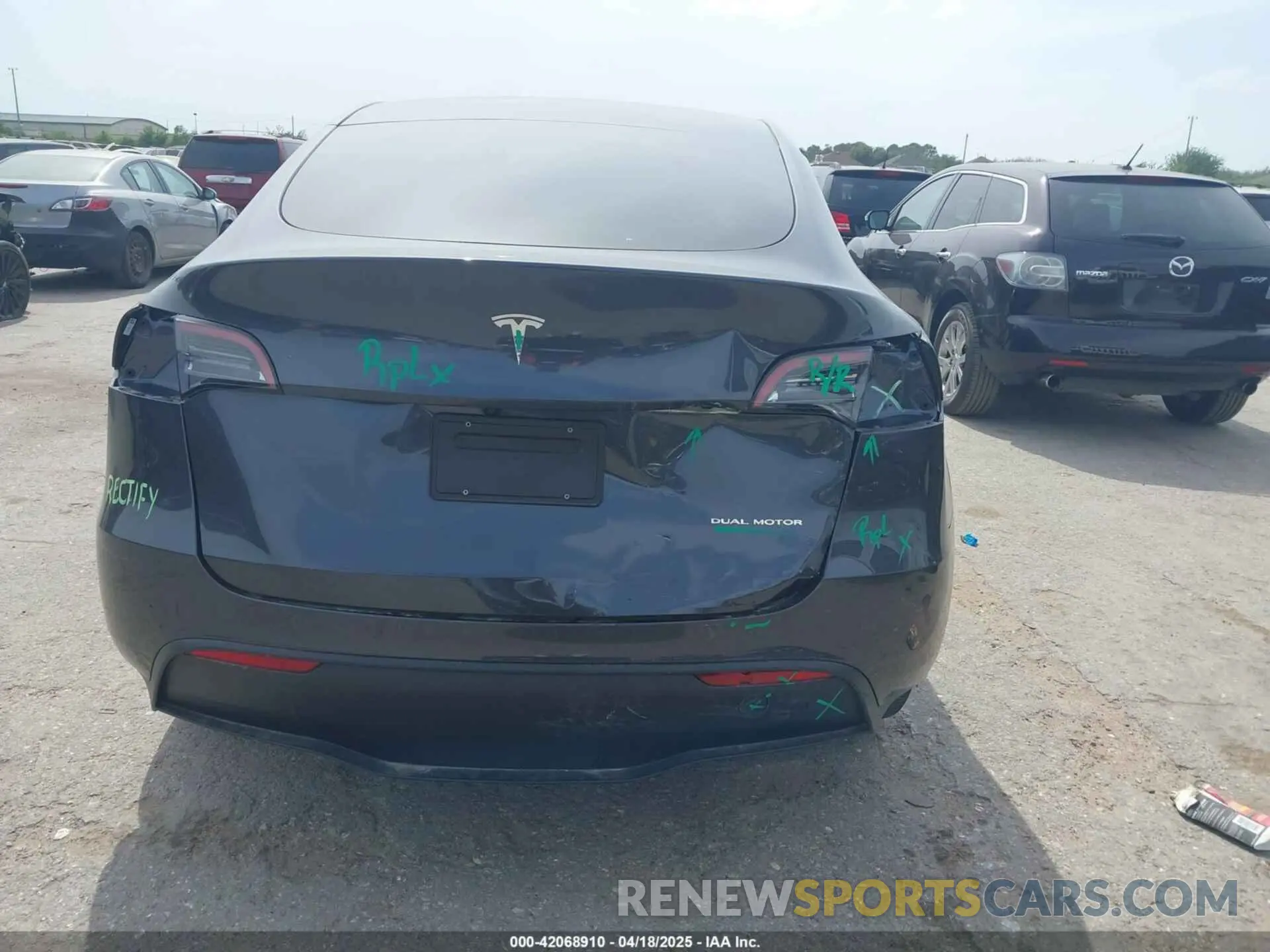 6 fotografías del automóvil dañado 7SAYGDEE1SA360909 TESLA MODEL Y 2025