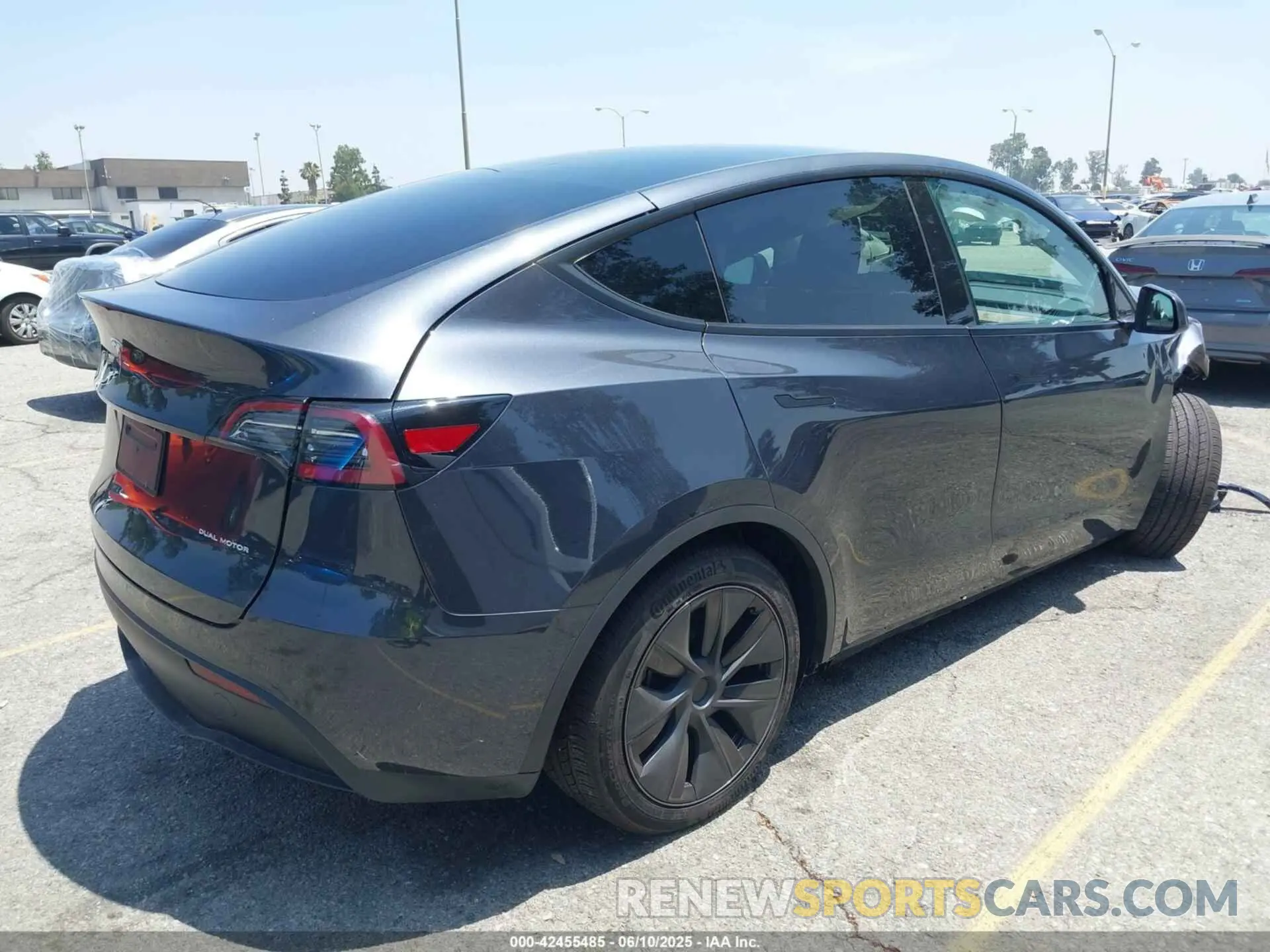 4 fotografías del automóvil dañado 7SAYGDEE1SF283932 TESLA MODEL Y 2025