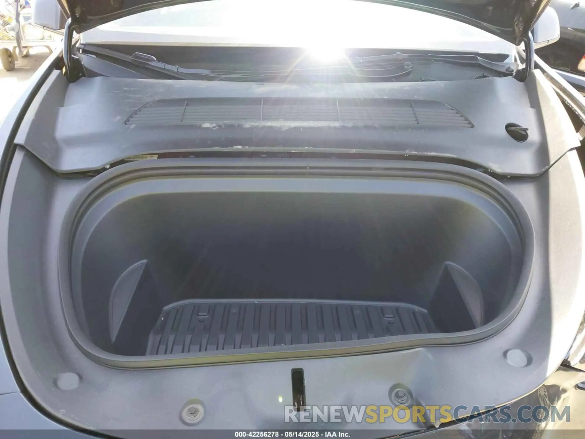 10 fotografías del automóvil dañado 7SAYGDEE2SF300933 TESLA MODEL Y 2025