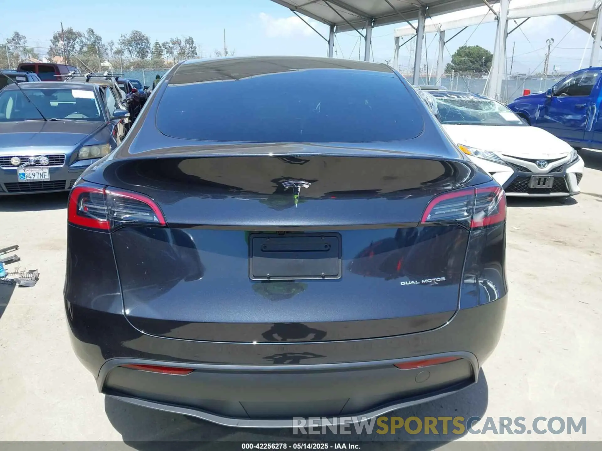 16 fotografías del automóvil dañado 7SAYGDEE2SF300933 TESLA MODEL Y 2025