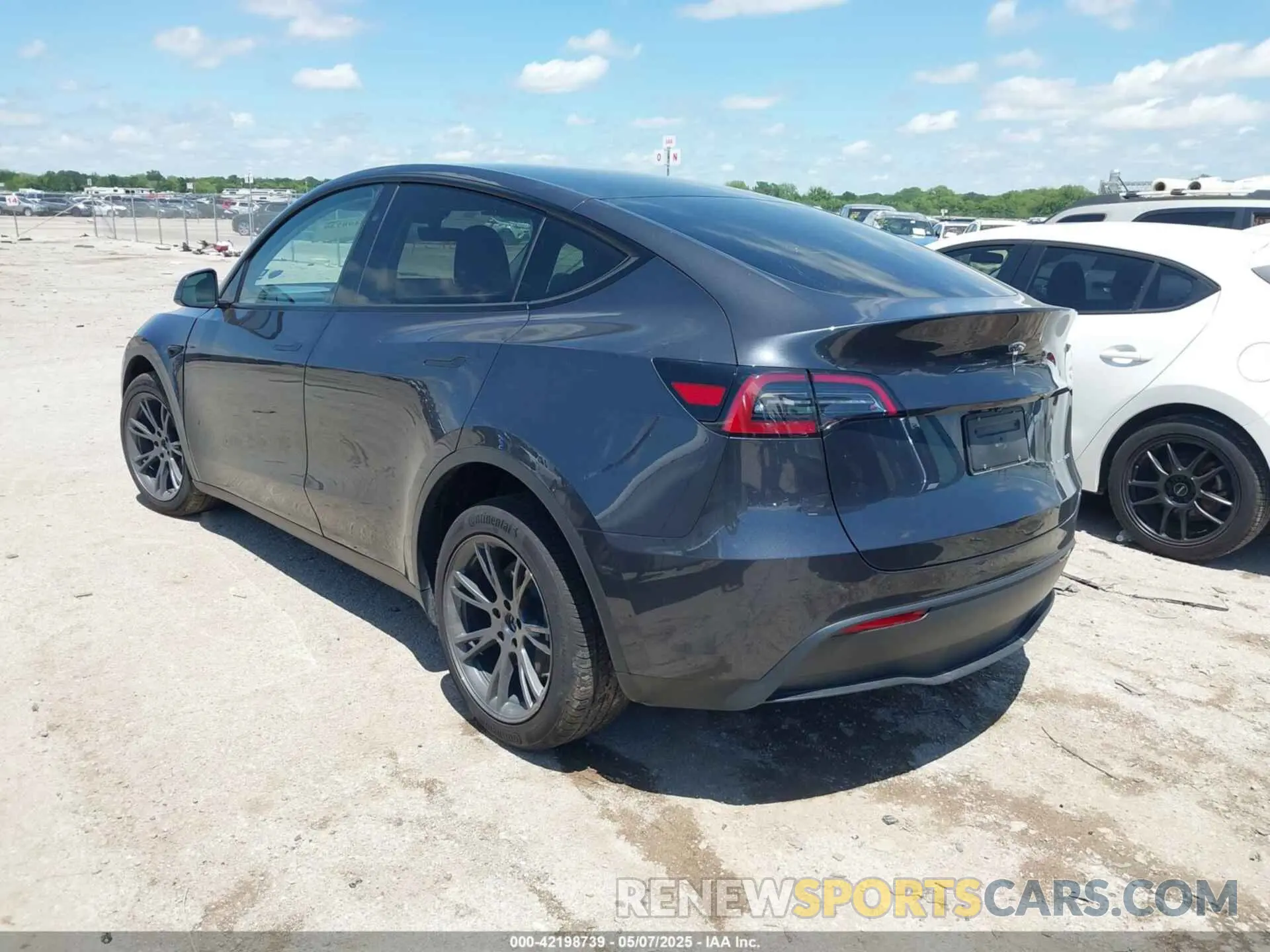 3 fotografías del automóvil dañado 7SAYGDEE3SA364458 TESLA MODEL Y 2025