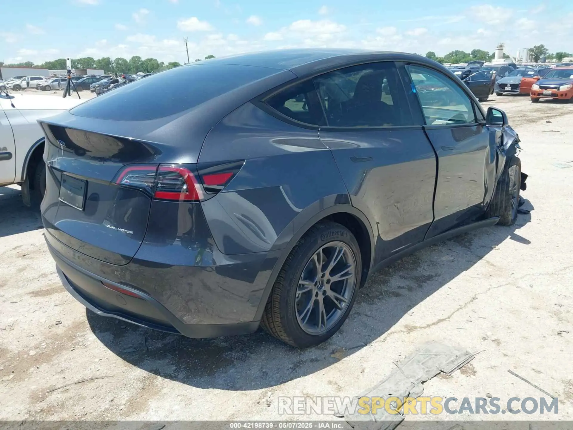 4 fotografías del automóvil dañado 7SAYGDEE3SA364458 TESLA MODEL Y 2025