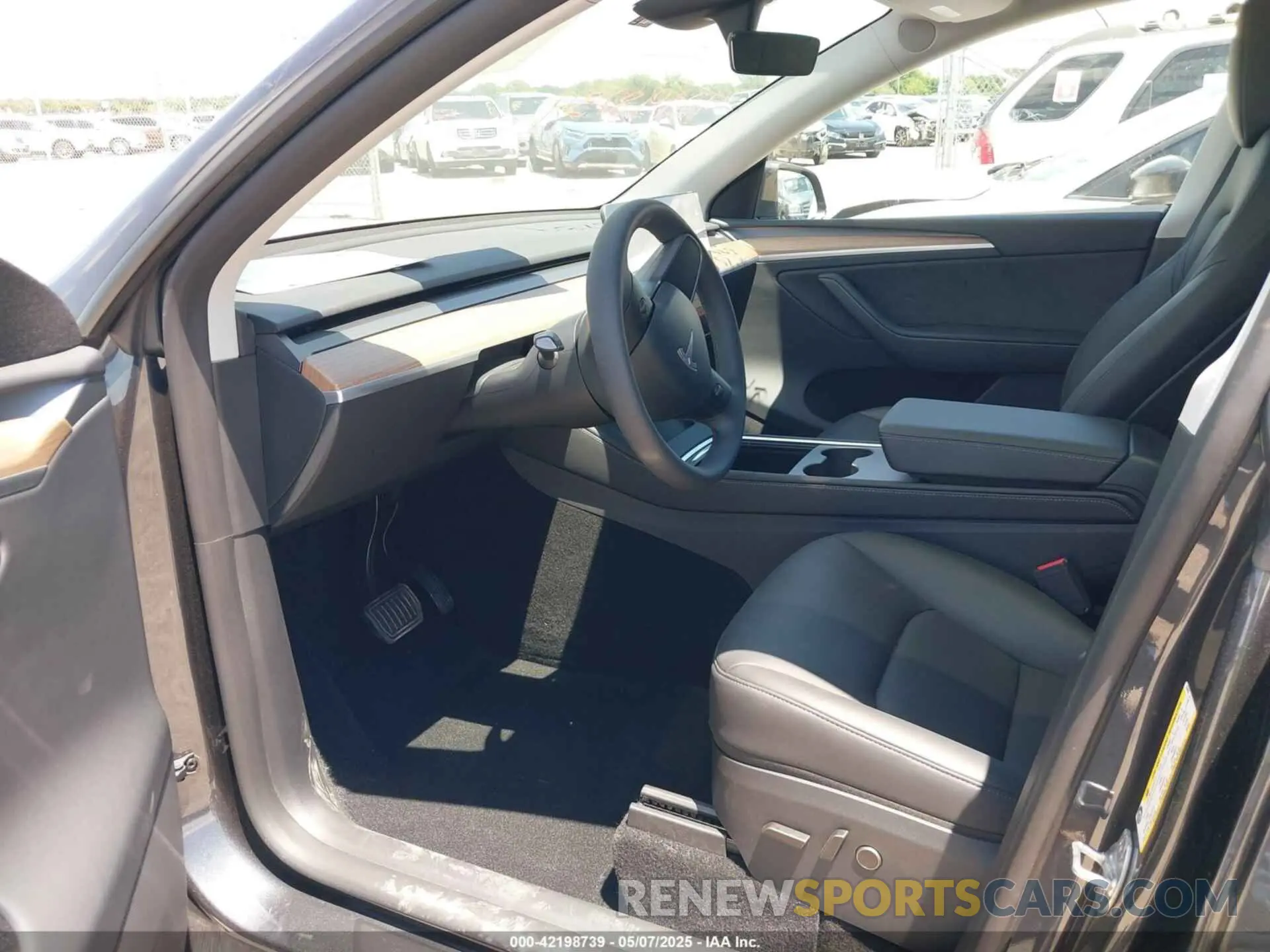 5 fotografías del automóvil dañado 7SAYGDEE3SA364458 TESLA MODEL Y 2025