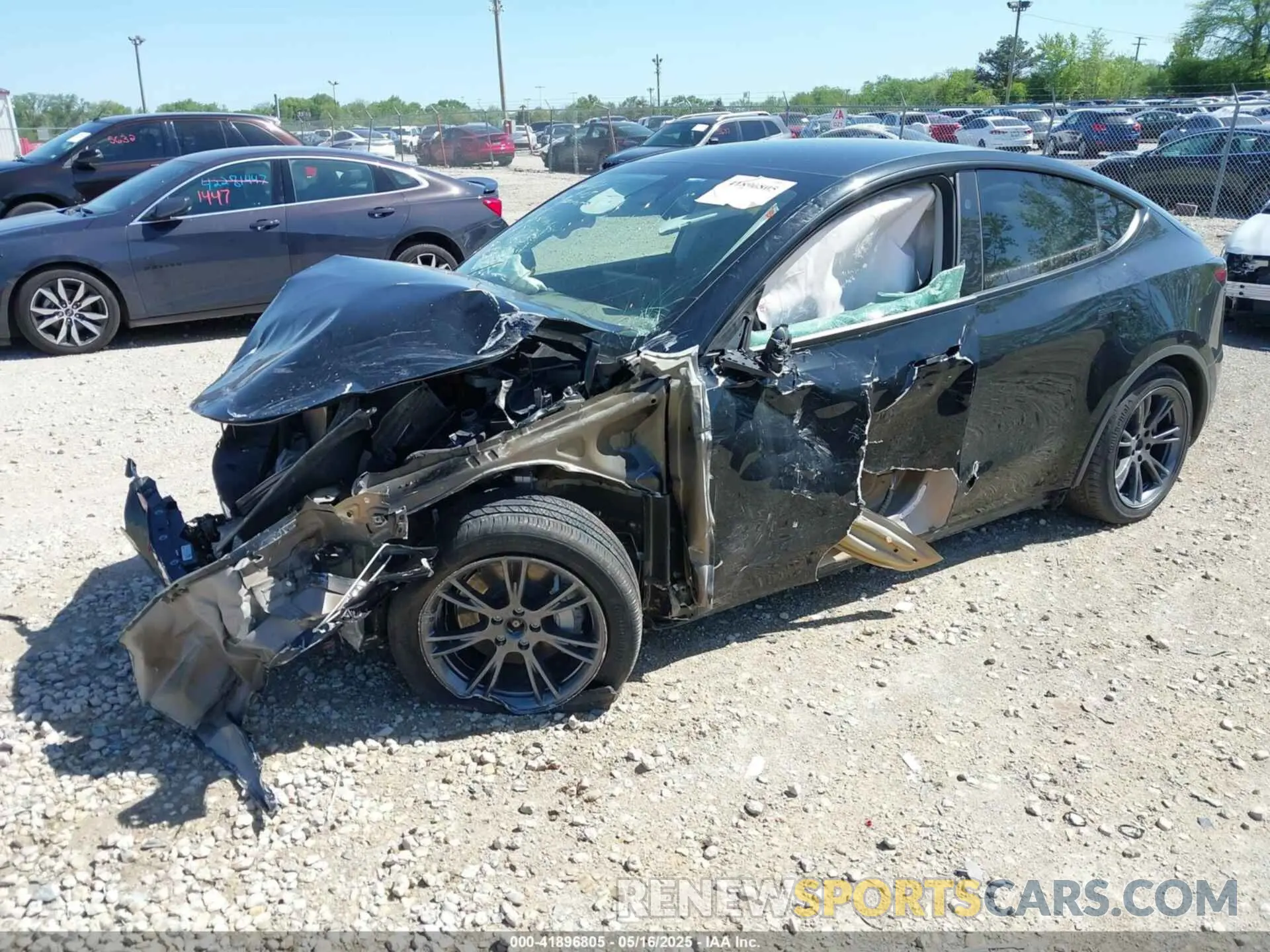 2 fotografías del automóvil dañado 7SAYGDEE3SF229693 TESLA MODEL Y 2025