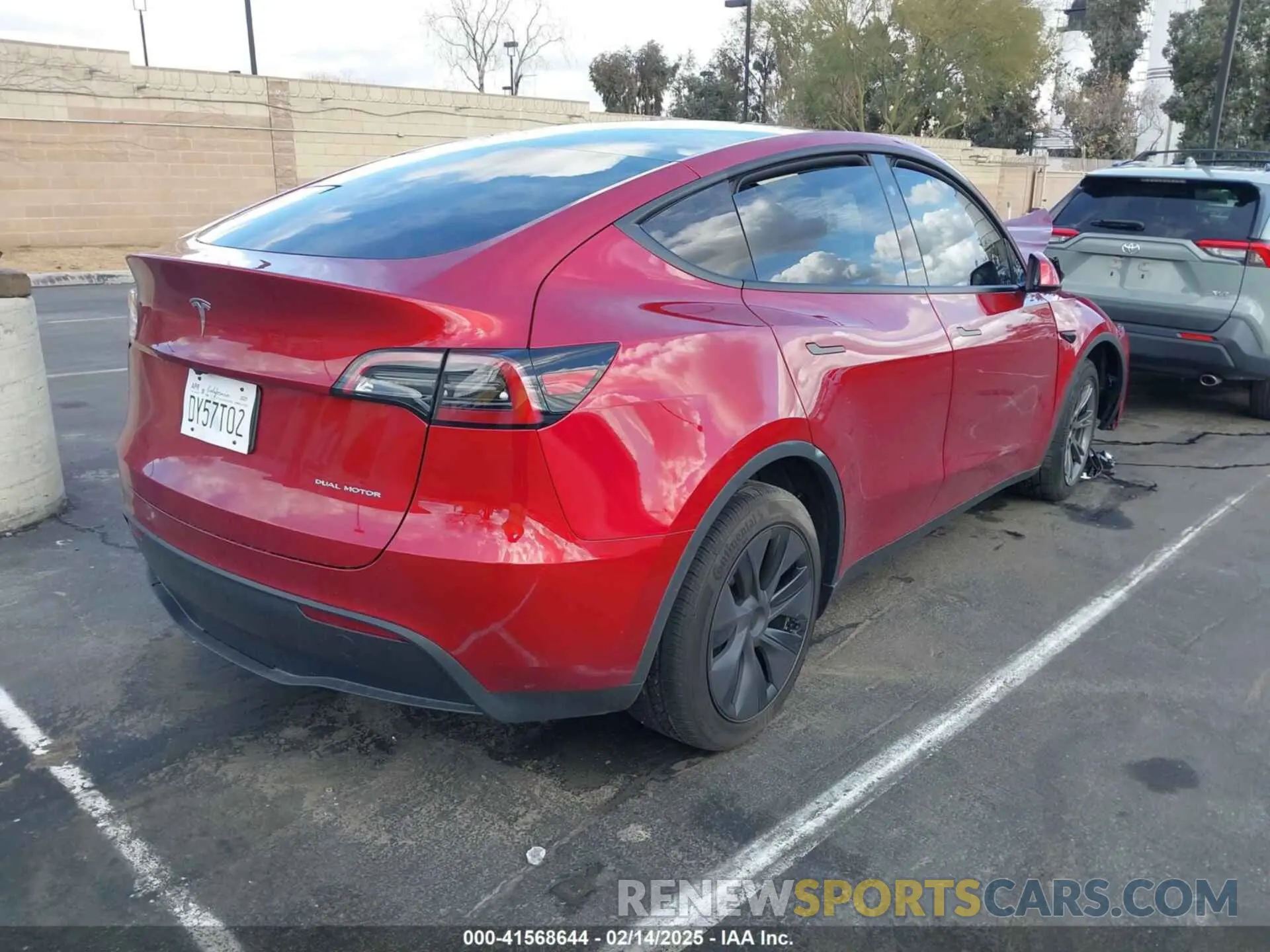 4 fotografías del automóvil dañado 7SAYGDEE5SF283772 TESLA MODEL Y 2025
