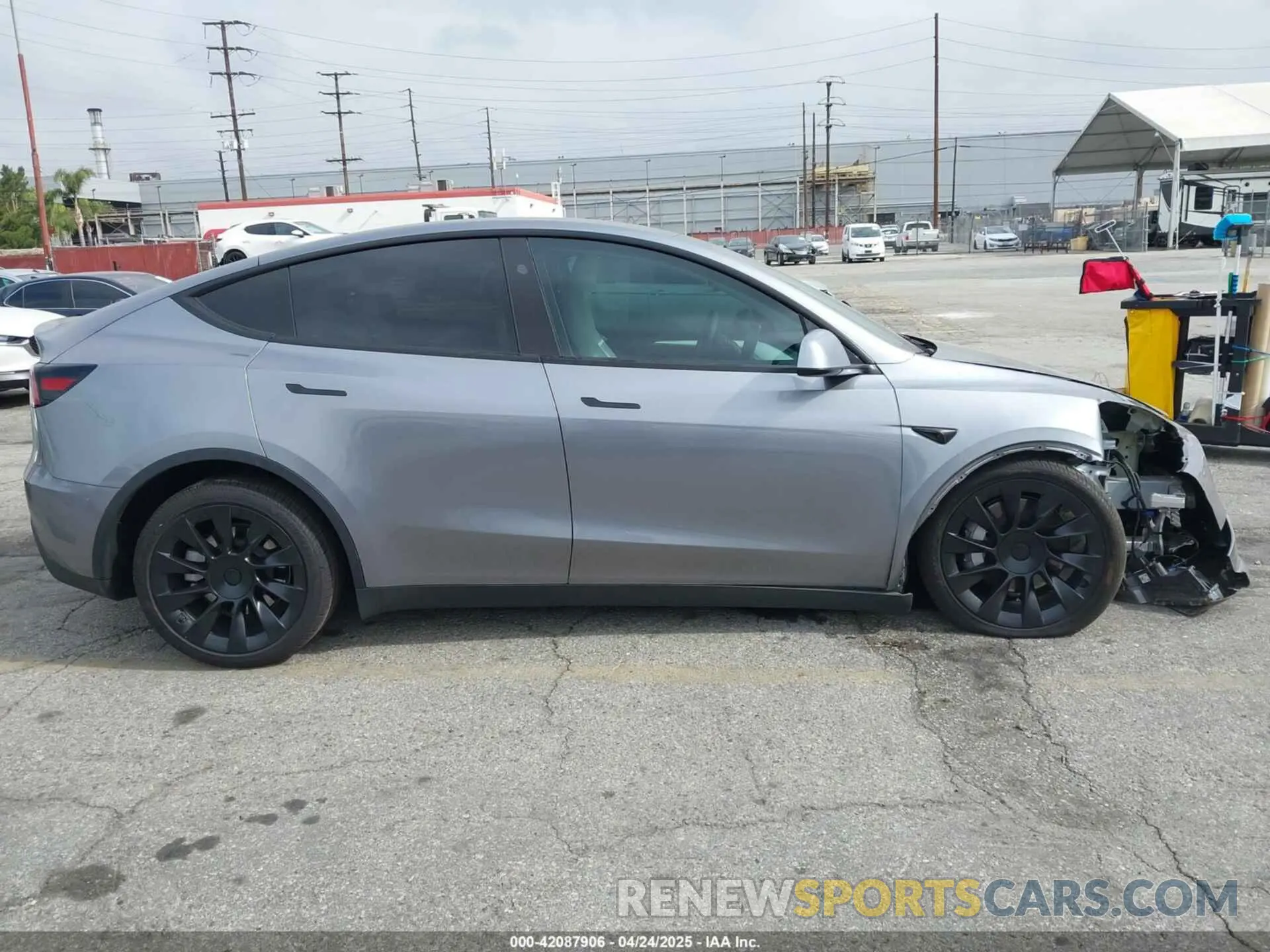 13 fotografías del automóvil dañado 7SAYGDEE7SF247212 TESLA MODEL Y 2025