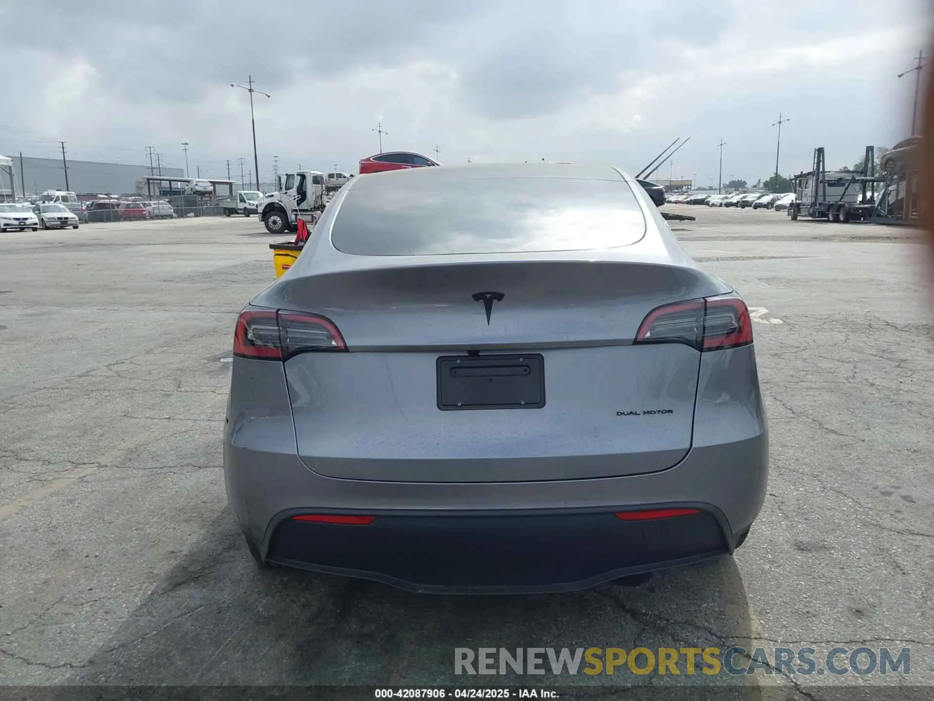 16 fotografías del automóvil dañado 7SAYGDEE7SF247212 TESLA MODEL Y 2025