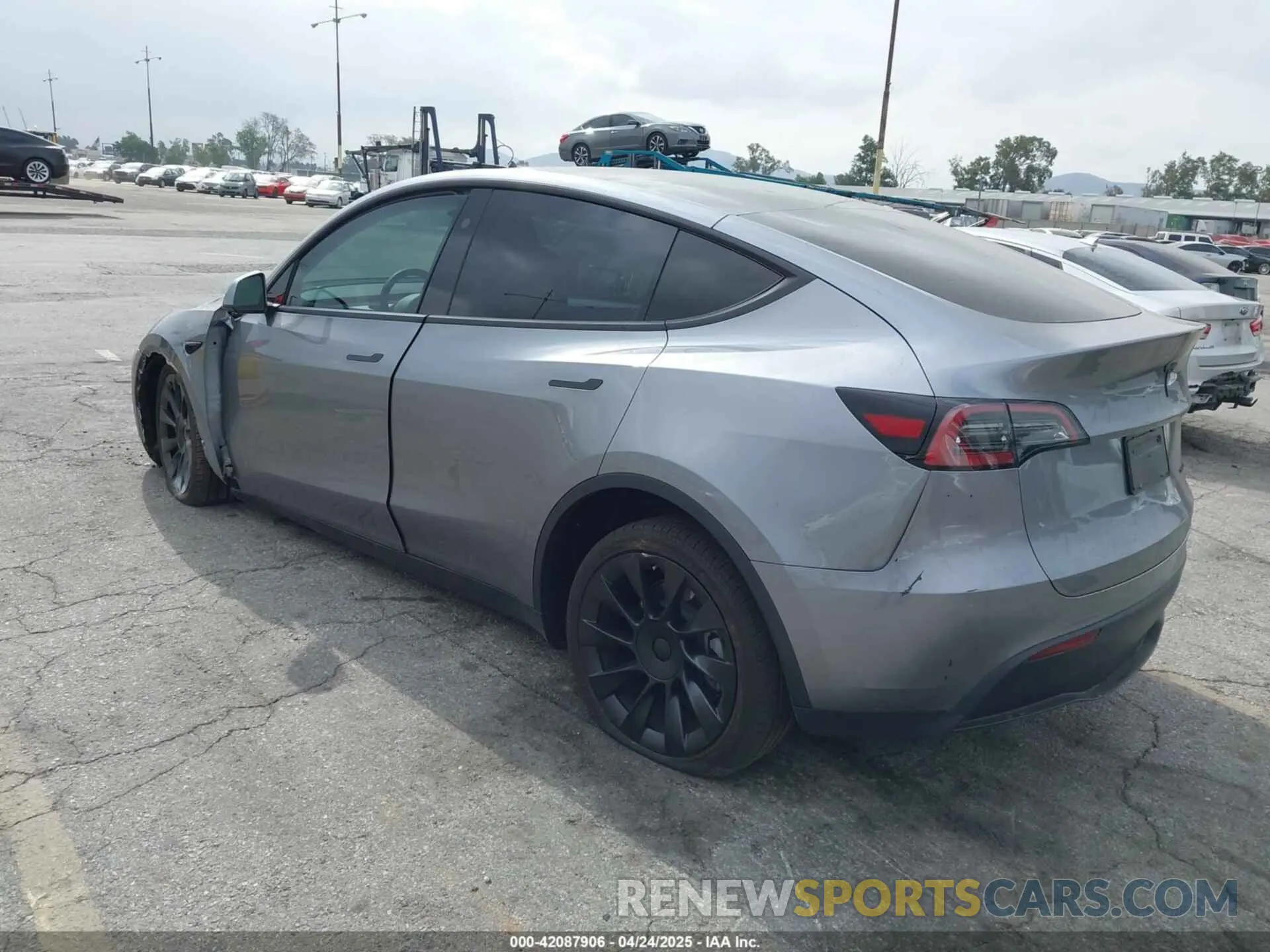 3 fotografías del automóvil dañado 7SAYGDEE7SF247212 TESLA MODEL Y 2025