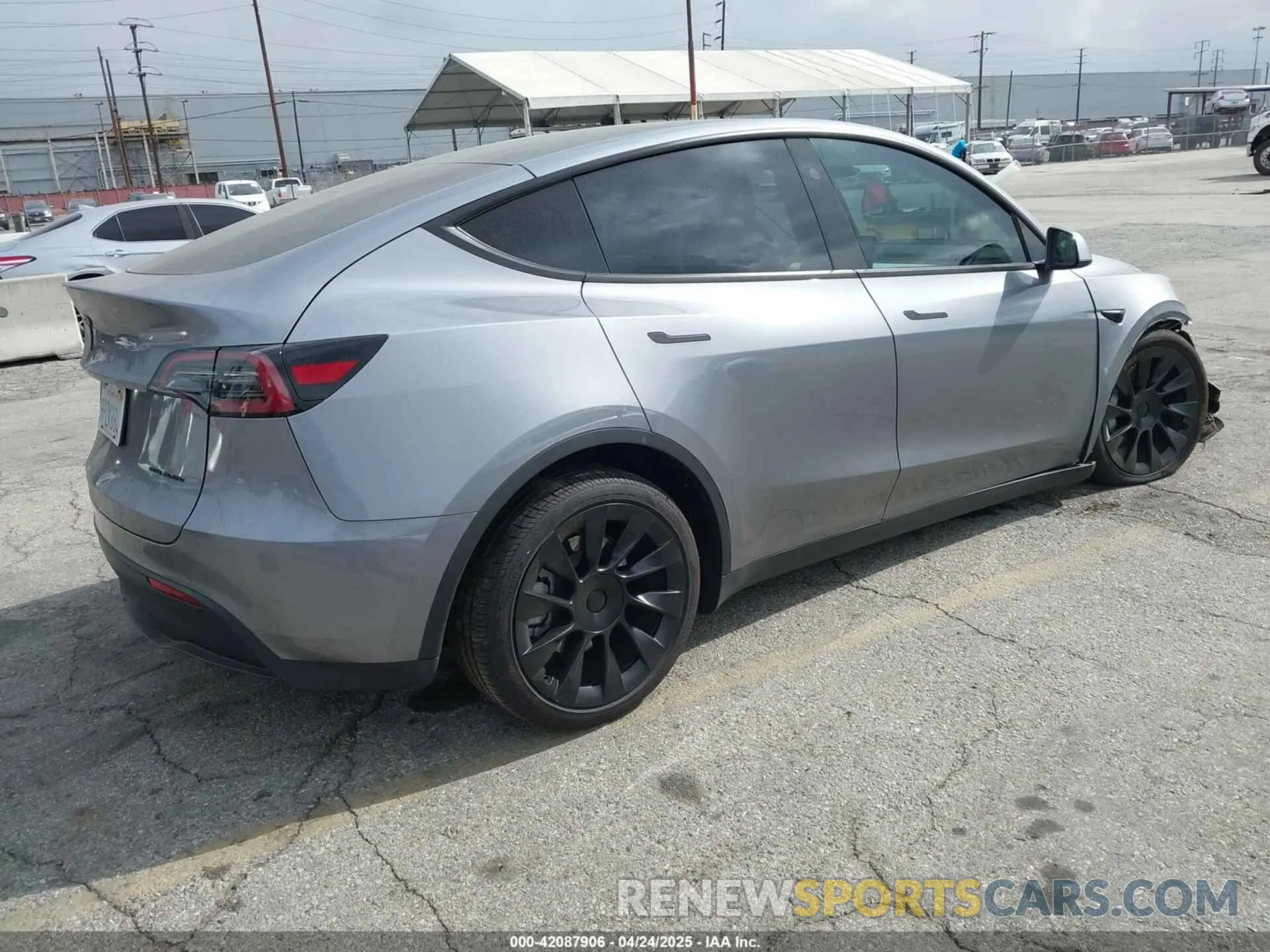 4 fotografías del automóvil dañado 7SAYGDEE7SF247212 TESLA MODEL Y 2025