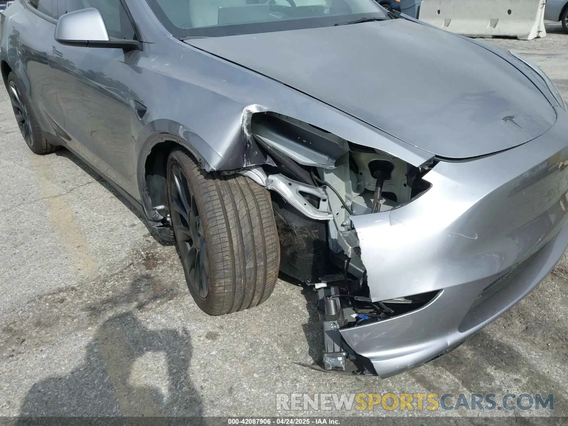6 fotografías del automóvil dañado 7SAYGDEE7SF247212 TESLA MODEL Y 2025