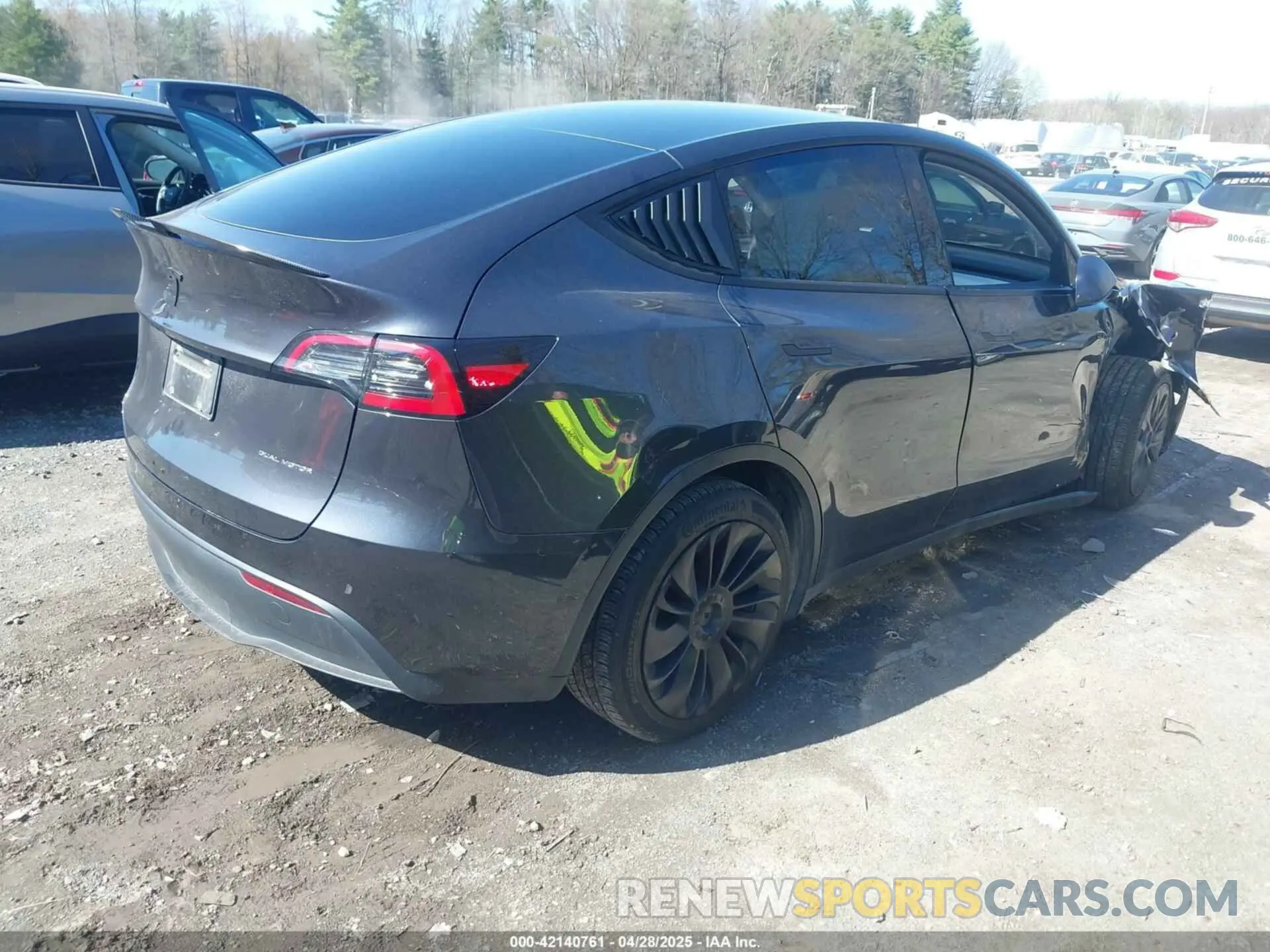 4 fotografías del automóvil dañado 7SAYGDEE8SF244254 TESLA MODEL Y 2025