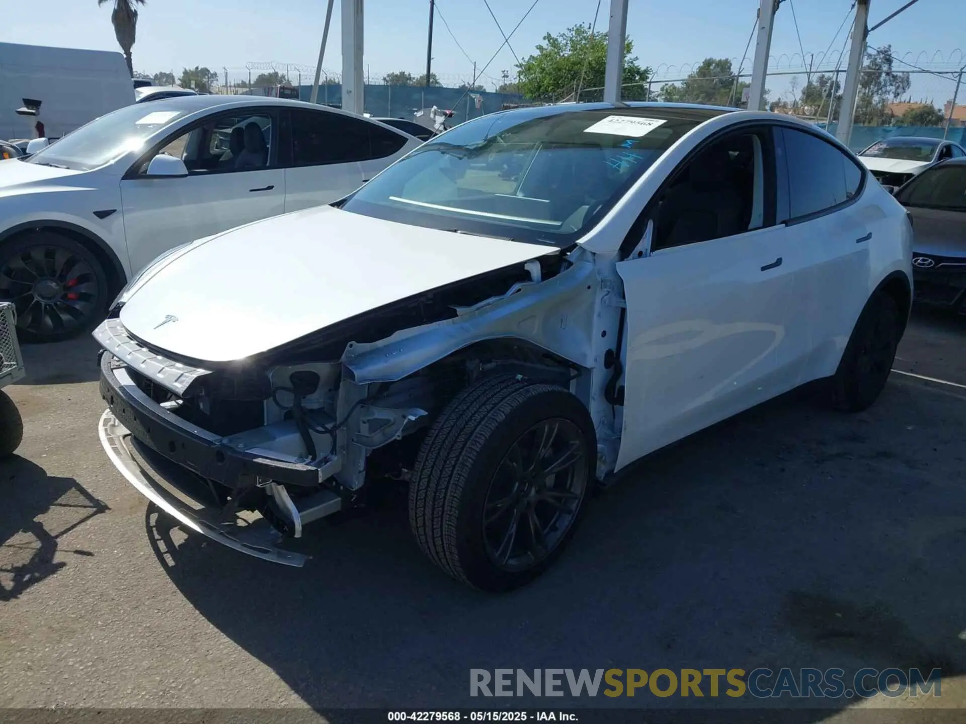 2 fotografías del automóvil dañado 7SAYGDEE8SF256856 TESLA MODEL Y 2025