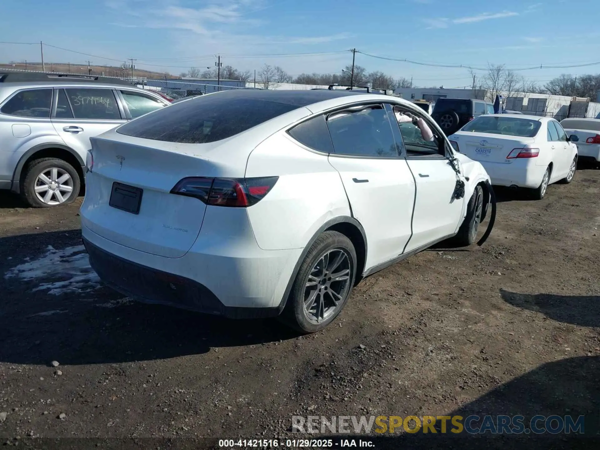 4 fotografías del automóvil dañado 7SAYGDEE9SF248135 TESLA MODEL Y 2025
