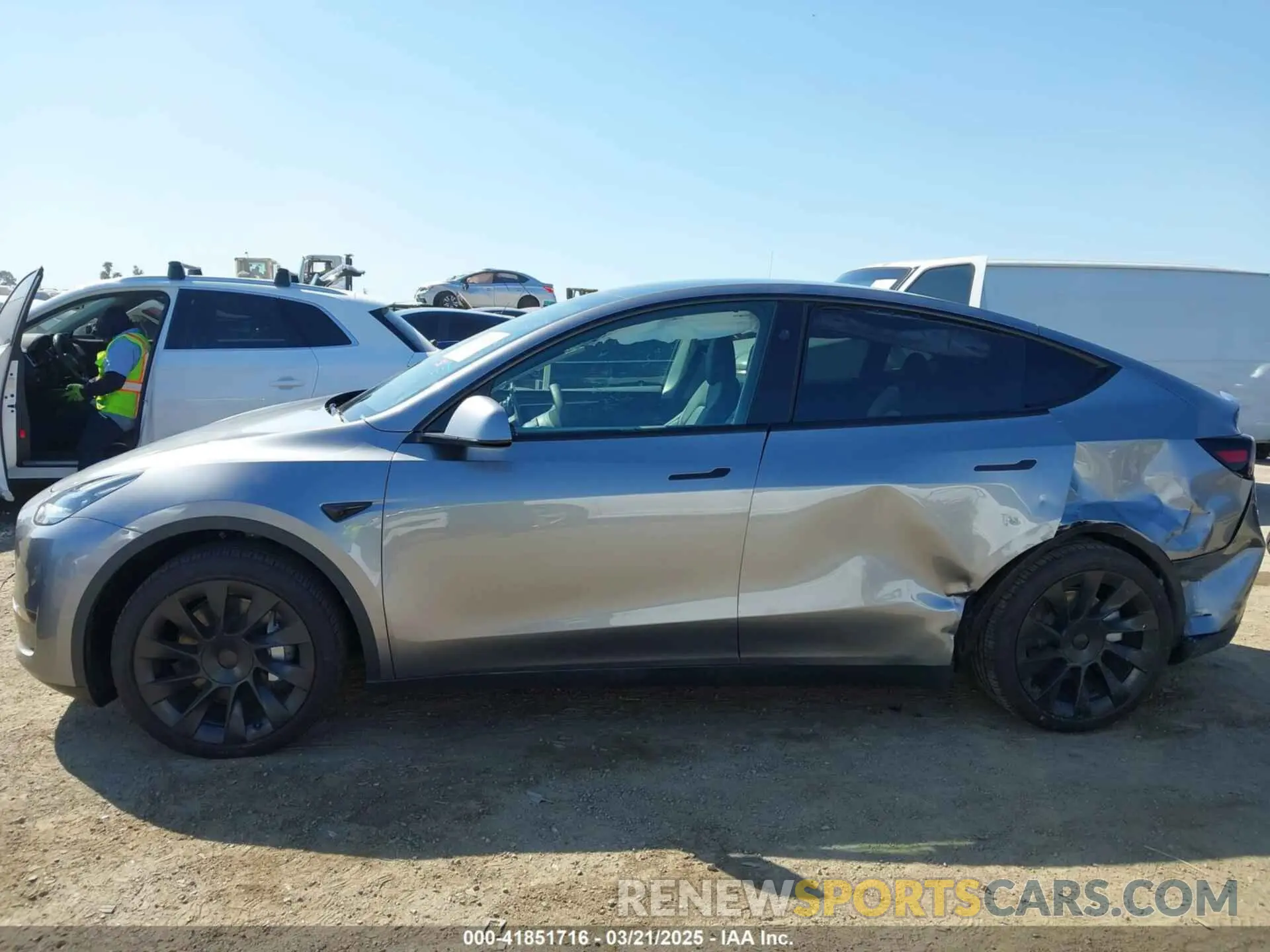 13 fotografías del automóvil dañado 7SAYGDEEXSF240903 TESLA MODEL Y 2025