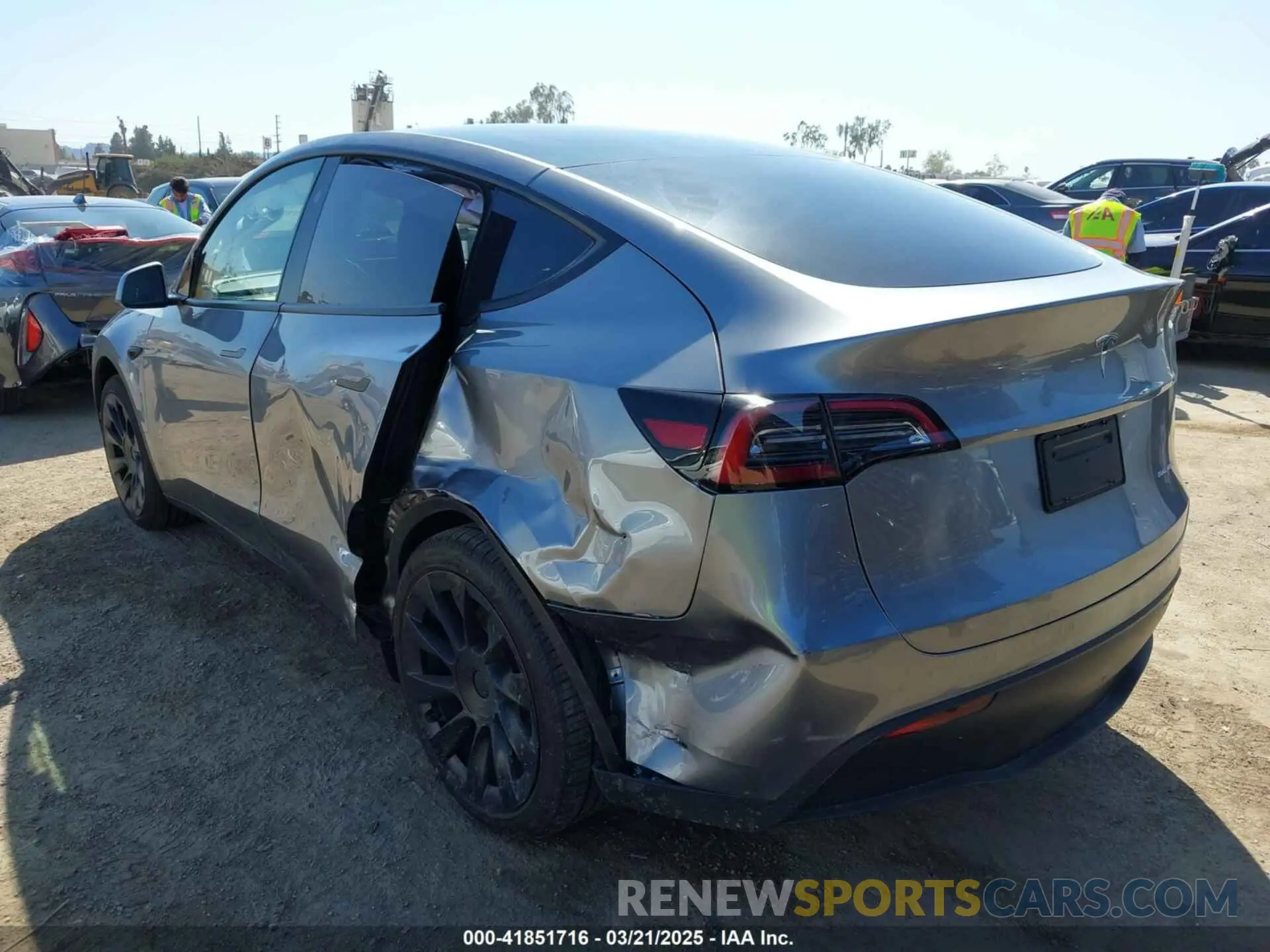3 fotografías del automóvil dañado 7SAYGDEEXSF240903 TESLA MODEL Y 2025