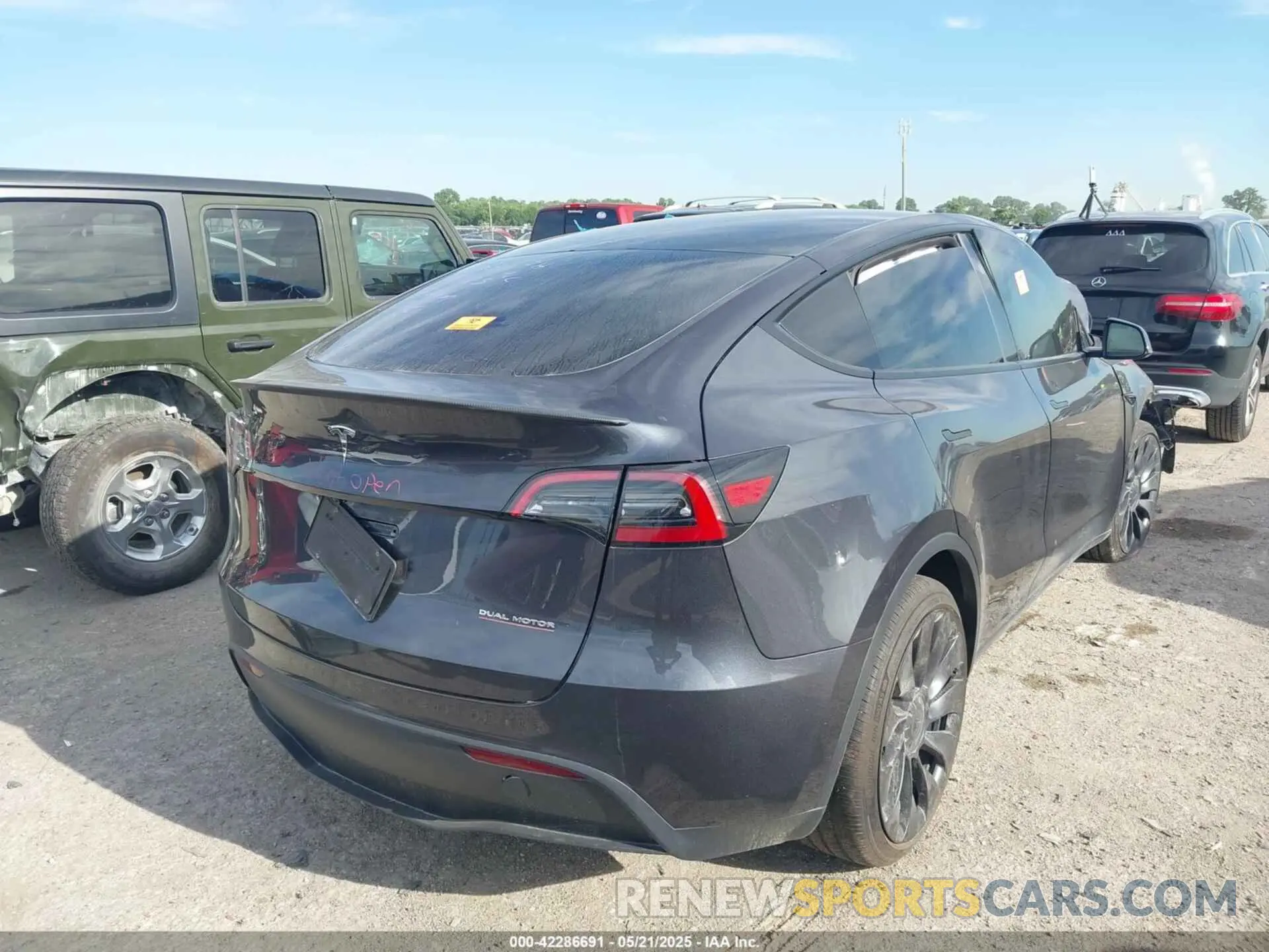 4 fotografías del automóvil dañado 7SAYGDEF2SA366176 TESLA MODEL Y 2025