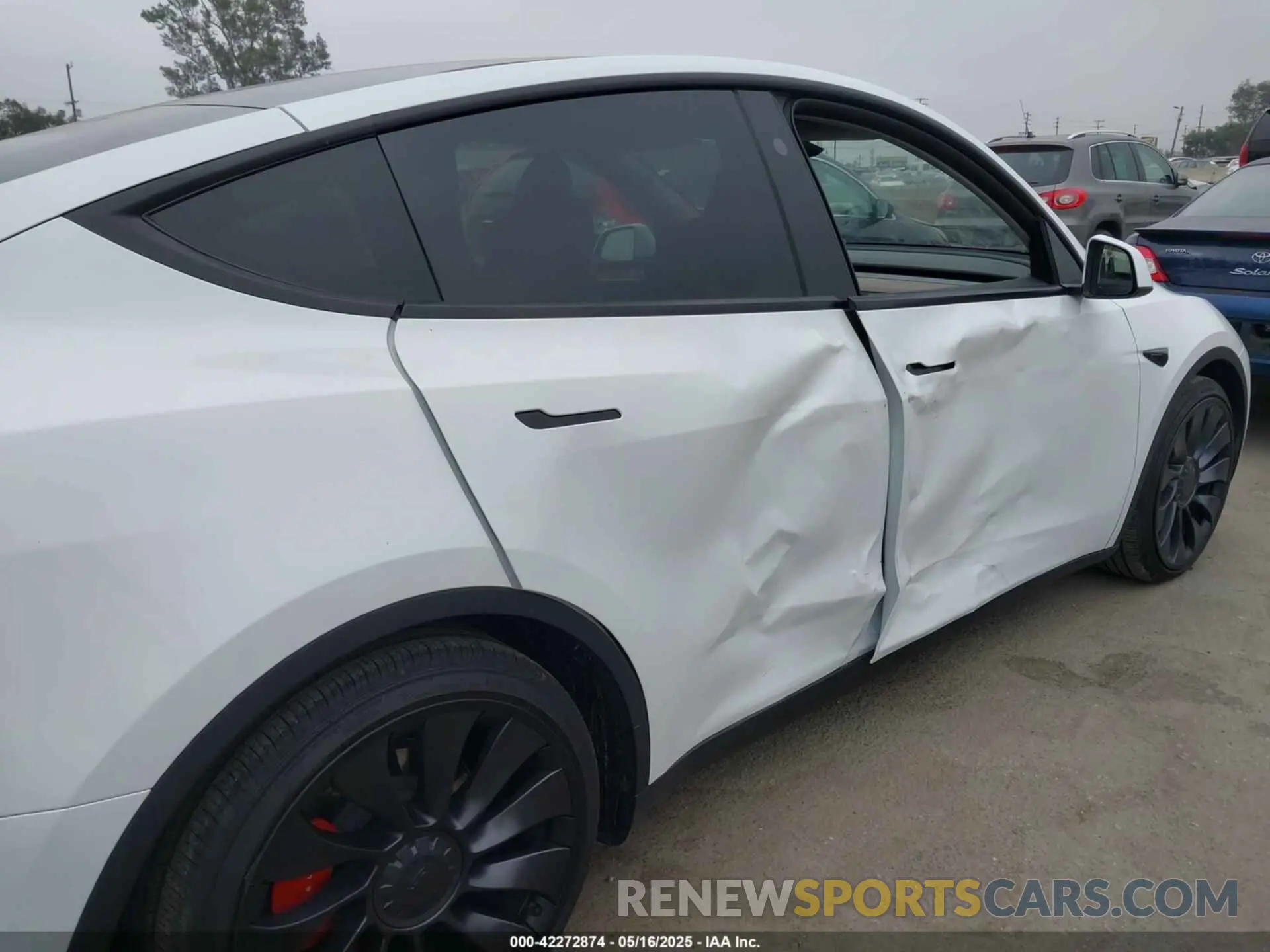 6 fotografías del automóvil dañado 7SAYGDEF3SF245577 TESLA MODEL Y 2025