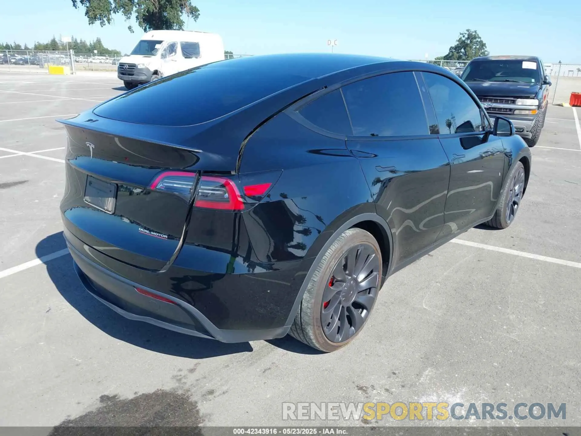 4 fotografías del automóvil dañado 7SAYGDEFXSF261145 TESLA MODEL Y 2025