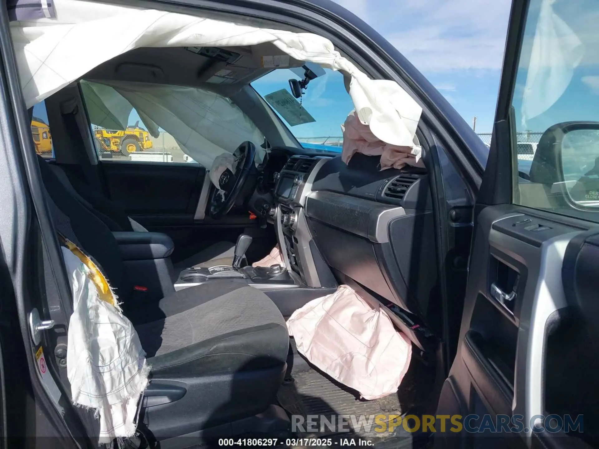 5 fotografías del automóvil dañado JTEBU5JR0K5655526 TOYOTA 4RUNNER 2019