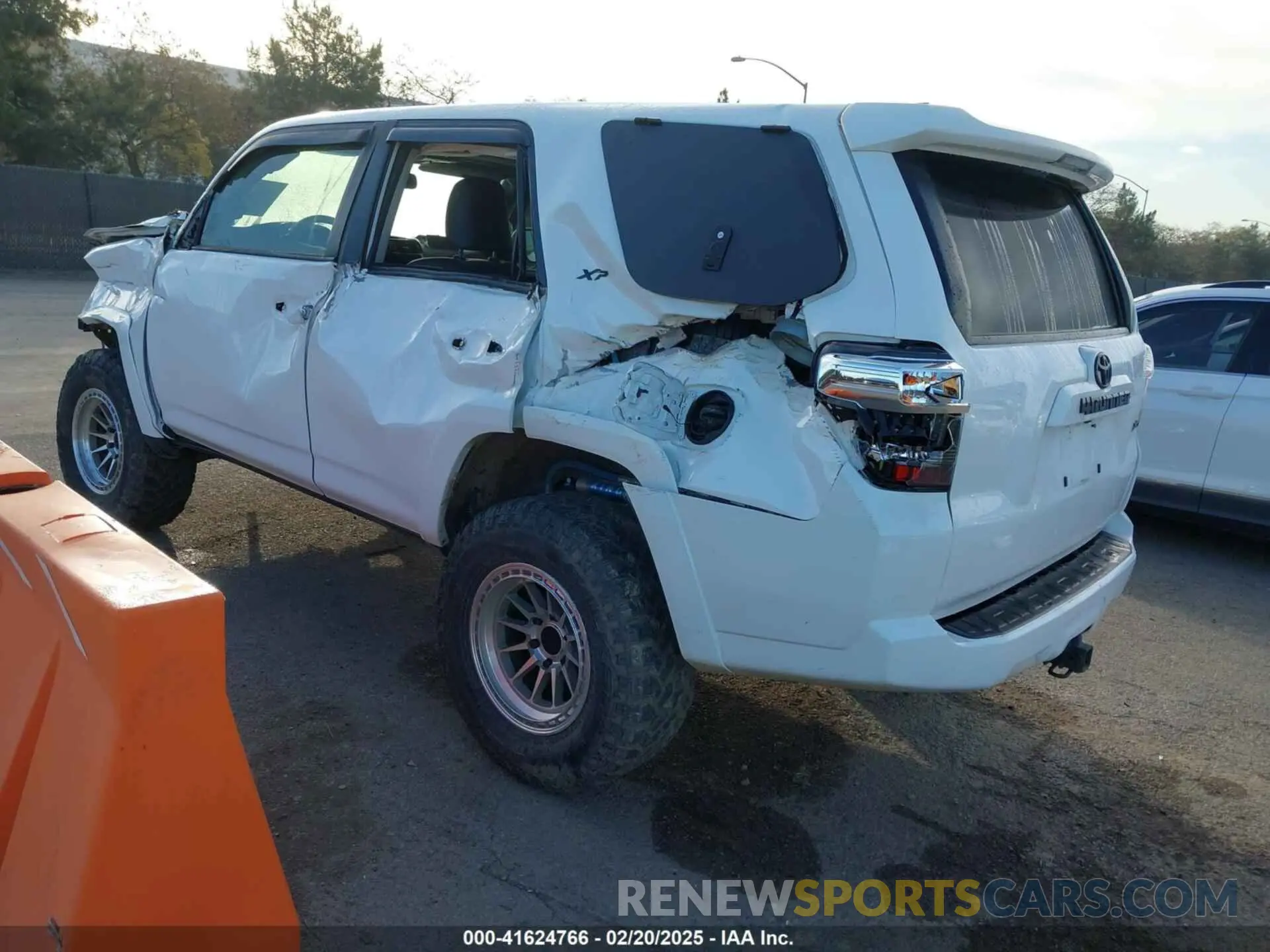 3 fotografías del automóvil dañado JTEBU5JR8K5644399 TOYOTA 4RUNNER 2019