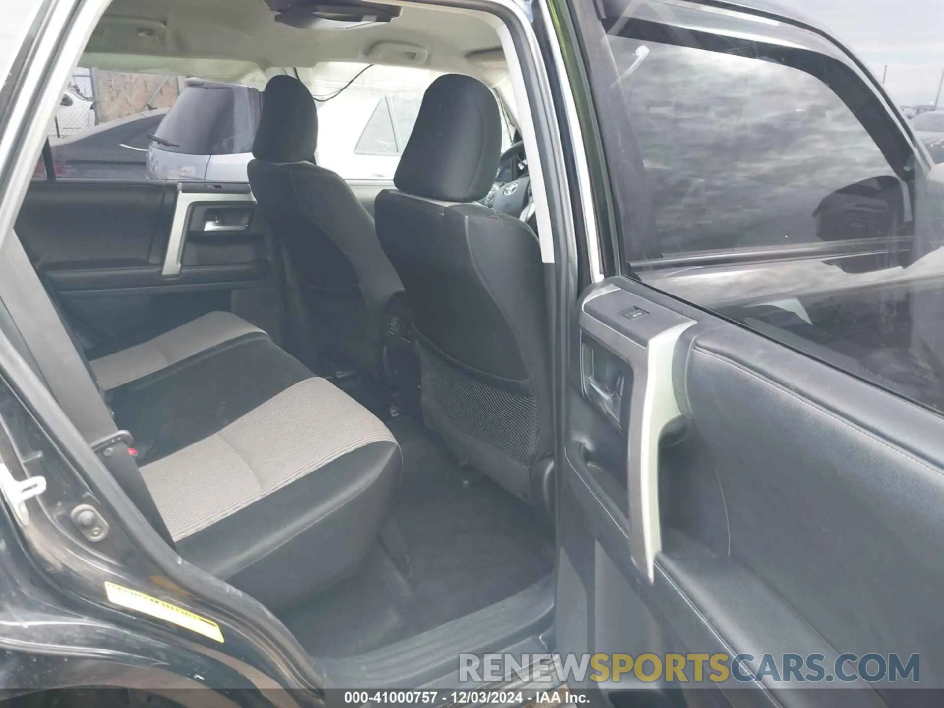 8 fotografías del automóvil dañado JTEBU5JR9K5631144 TOYOTA 4RUNNER 2019