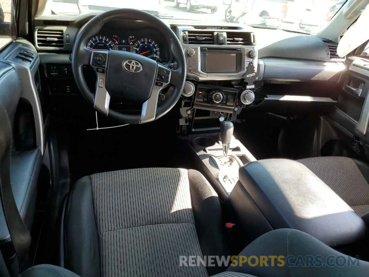 8 fotografías del automóvil dañado JTEBU5JRXK5691739 TOYOTA 4RUNNER 2019