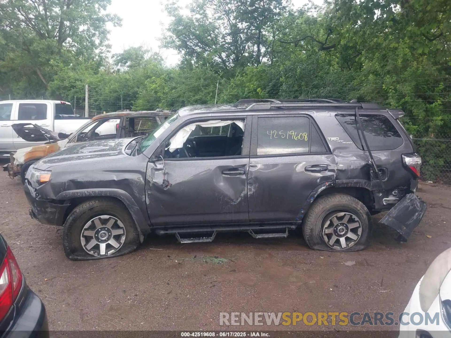15 fotografías del automóvil dañado JTEBU5JR5L5748544 TOYOTA 4RUNNER 2020