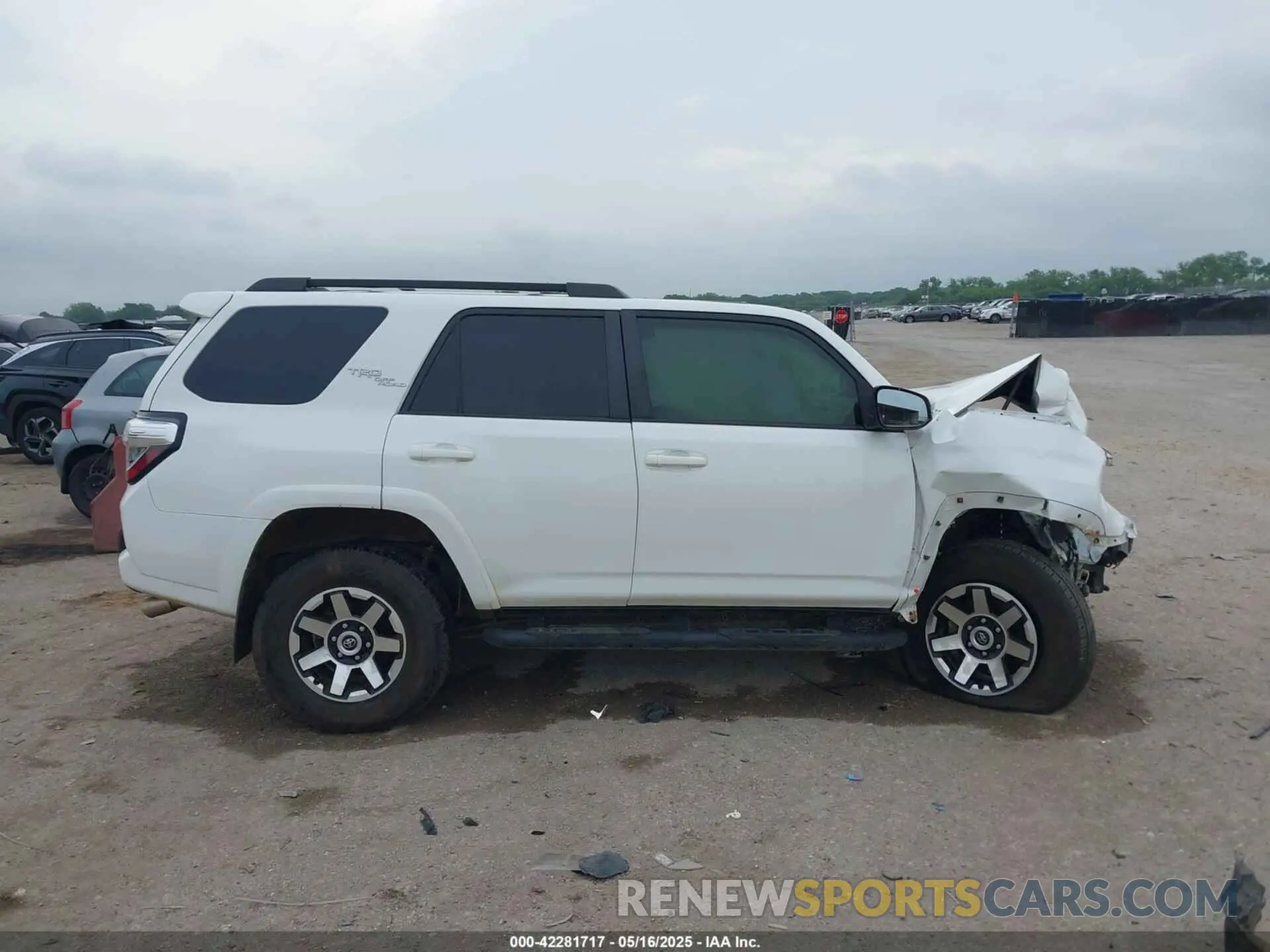 14 fotografías del automóvil dañado JTEBU5JR7L5772912 TOYOTA 4RUNNER 2020