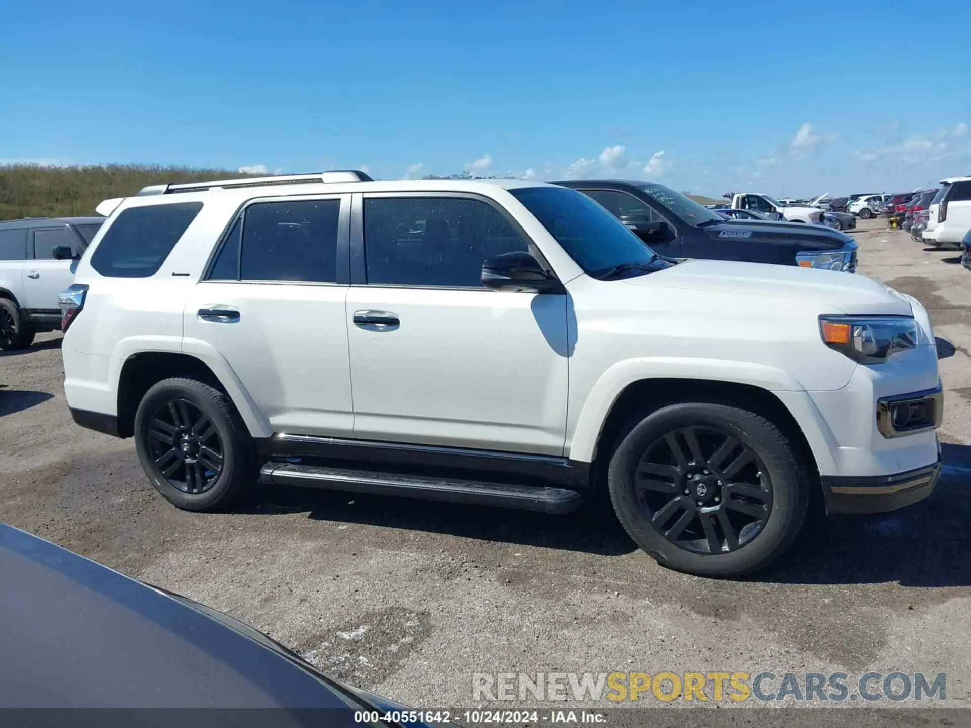 13 fotografías del automóvil dañado JTECU5JR7M5229632 TOYOTA 4RUNNER 2021