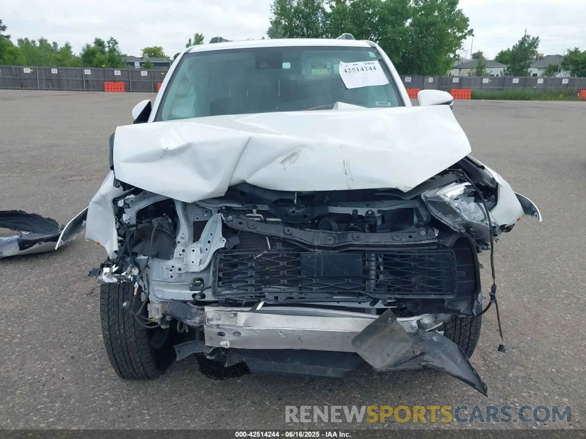 12 fotografías del automóvil dañado JTENU5JR2M5961532 TOYOTA 4RUNNER 2021